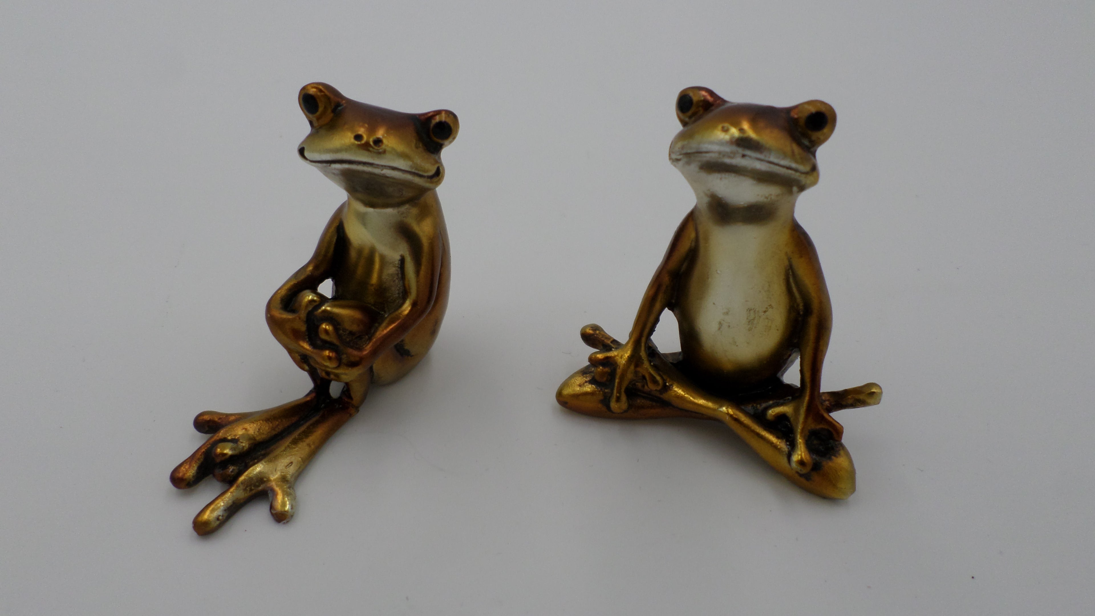 Couple de grenouilles en acier façon laiton