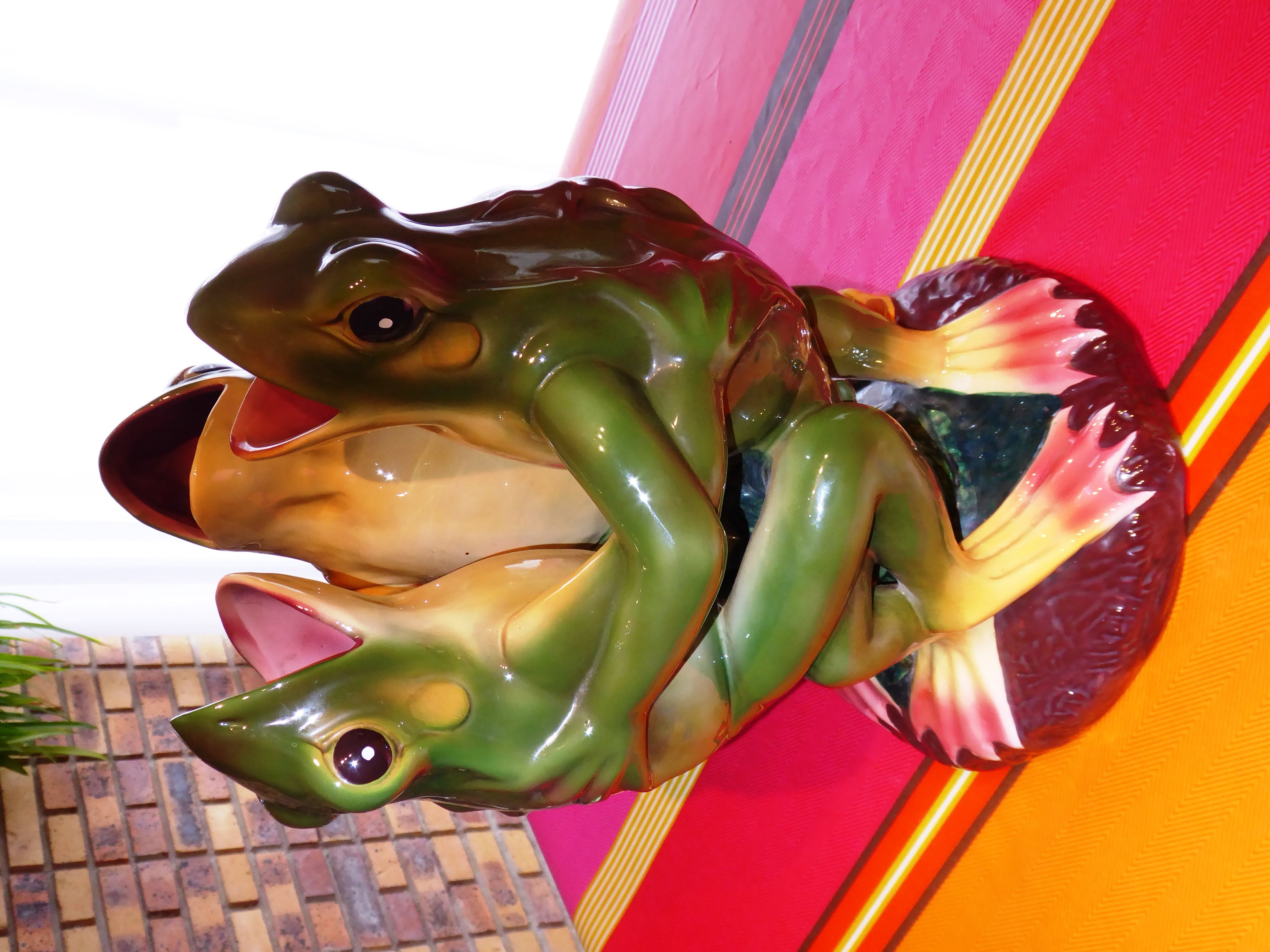 Énorme groupe Danse des trois grenouilles en majolique attribué à DELPHIN MASSIER