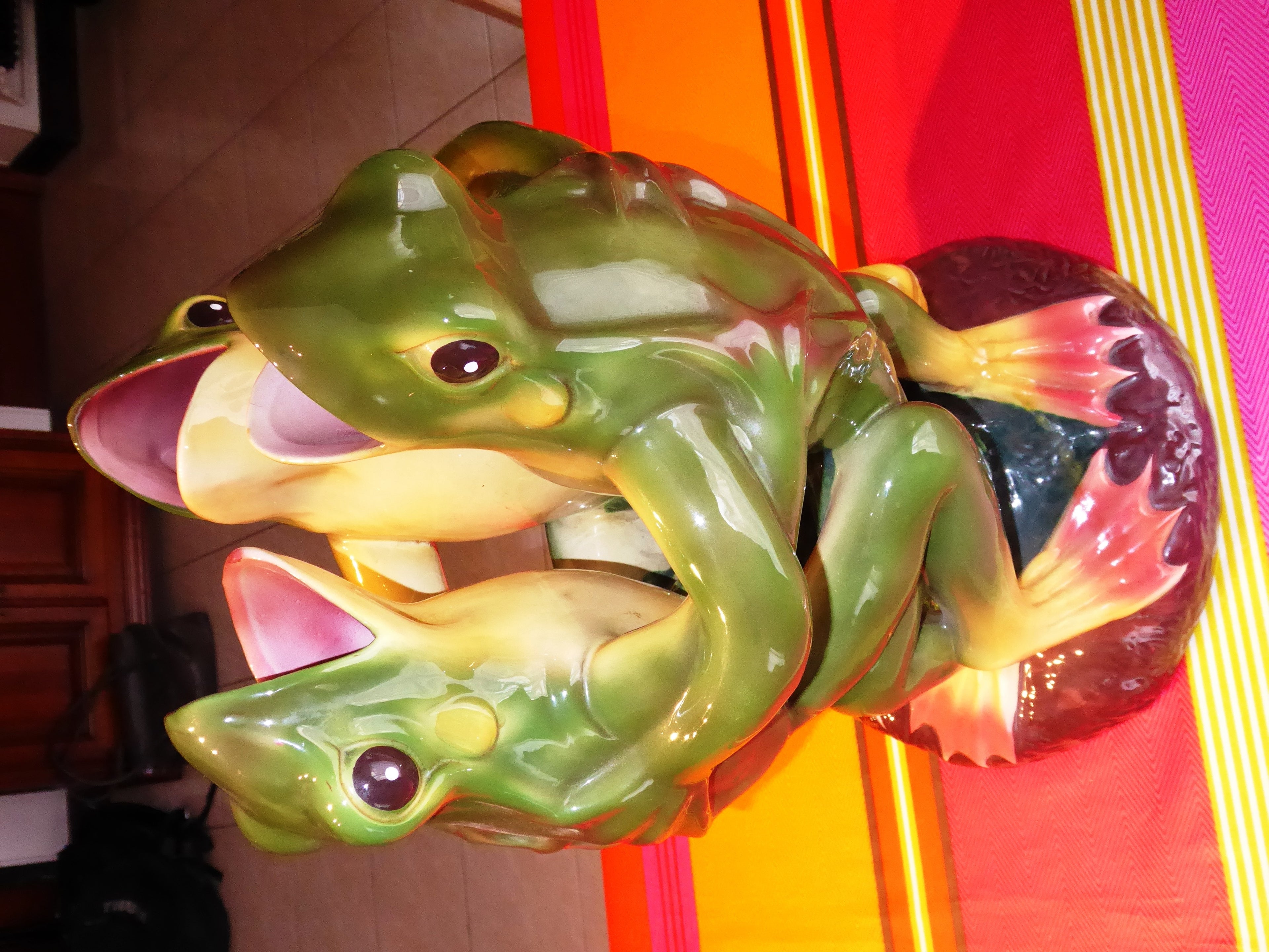 Énorme groupe Danse des trois grenouilles en majolique attribué à DELPHIN MASSIER
