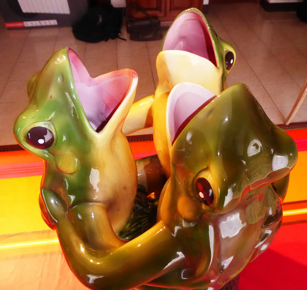Énorme groupe Danse des trois grenouilles en majolique attribué à DELPHIN MASSIER