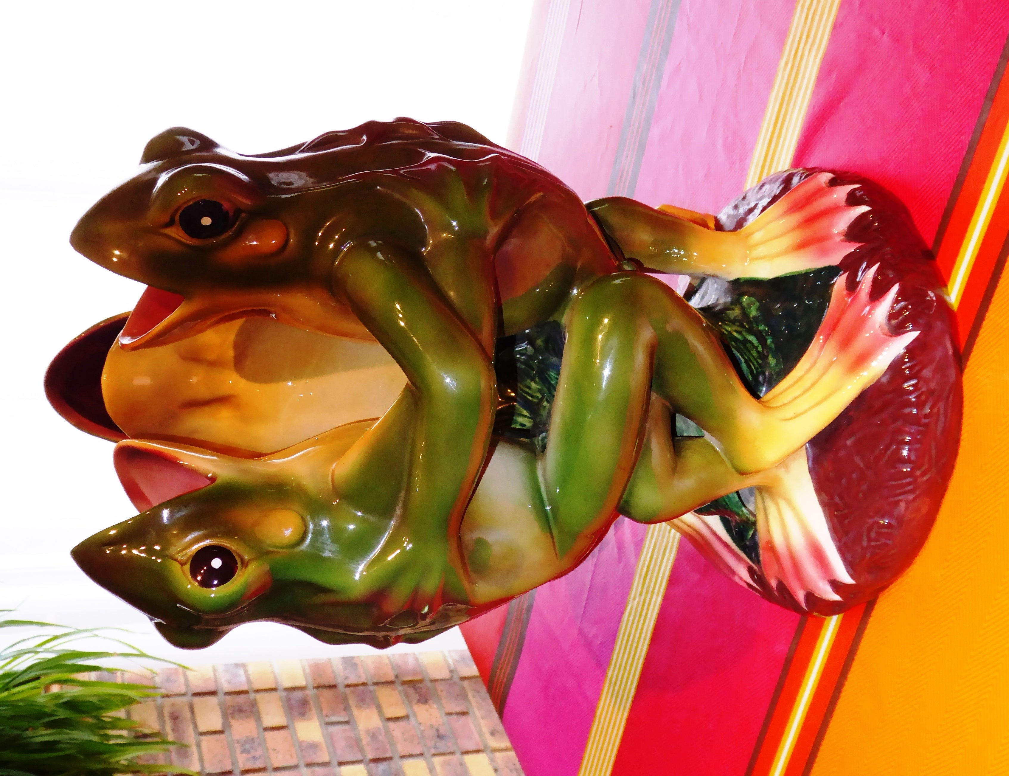 Énorme groupe Danse des trois grenouilles en majolique attribué à DELPHIN MASSIER