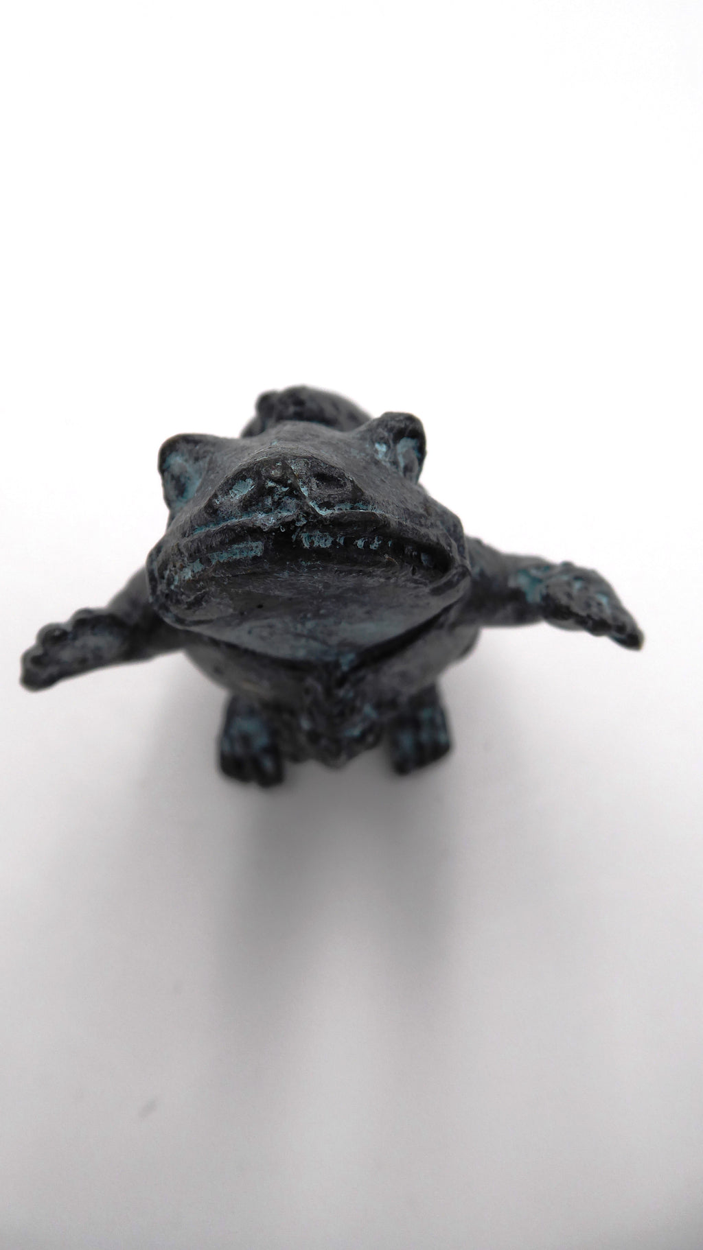 Petit bronze grenouille maman enfants sur le ventre et sur le dos