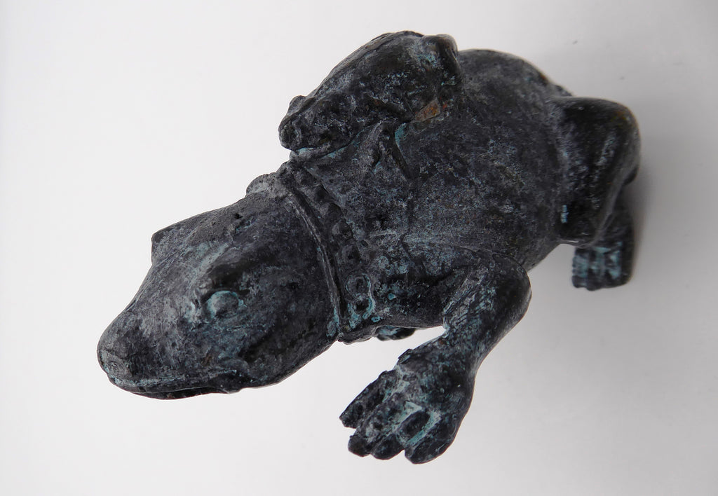 Petit bronze grenouille maman enfants sur le ventre et sur le dos