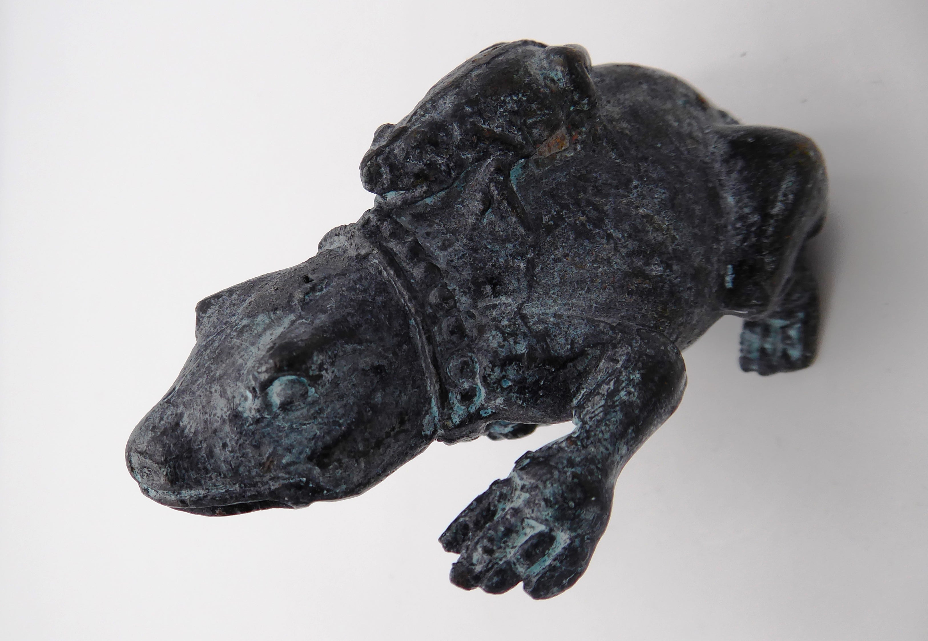 Petit bronze grenouille maman enfants sur le ventre et sur le dos