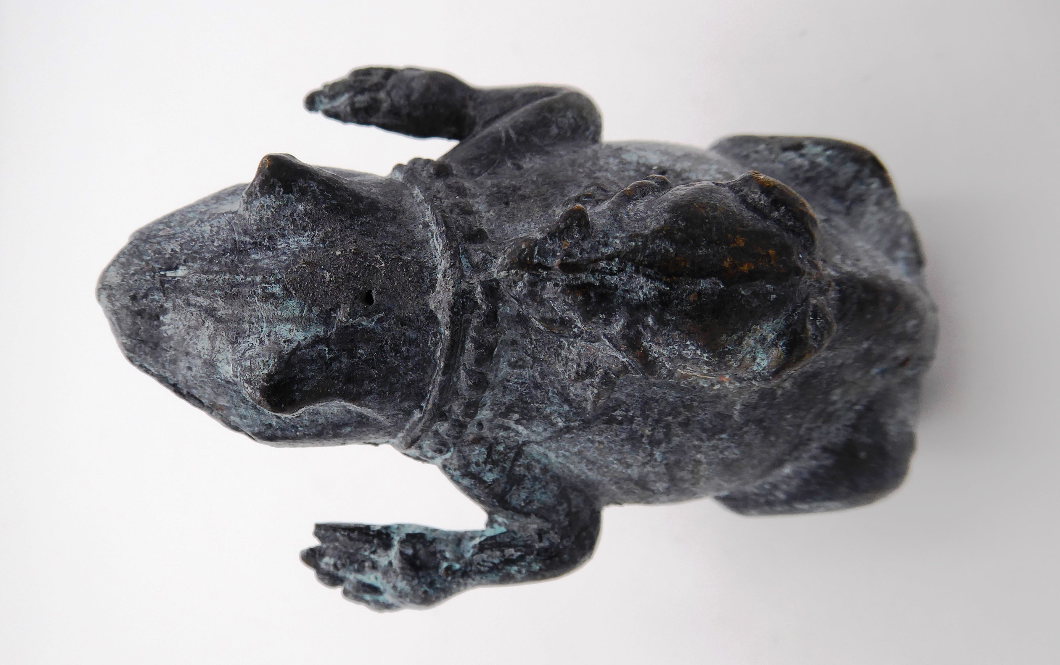 Petit bronze grenouille maman enfants sur le ventre et sur le dos