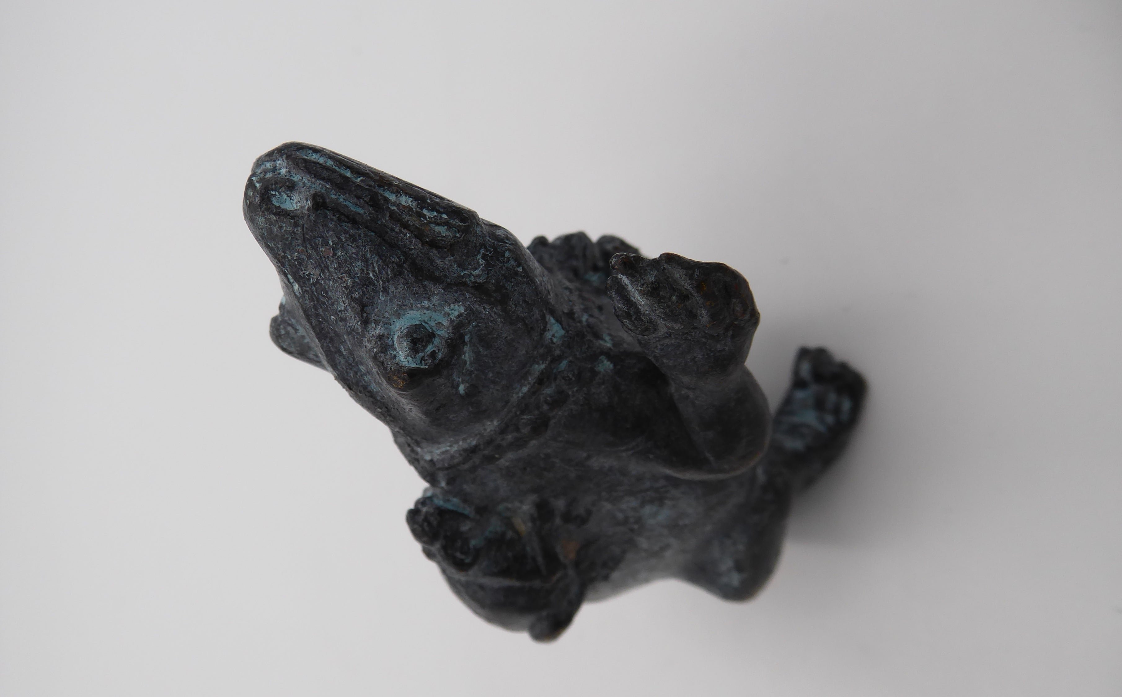 Petit bronze grenouille maman enfants sur le ventre et sur le dos