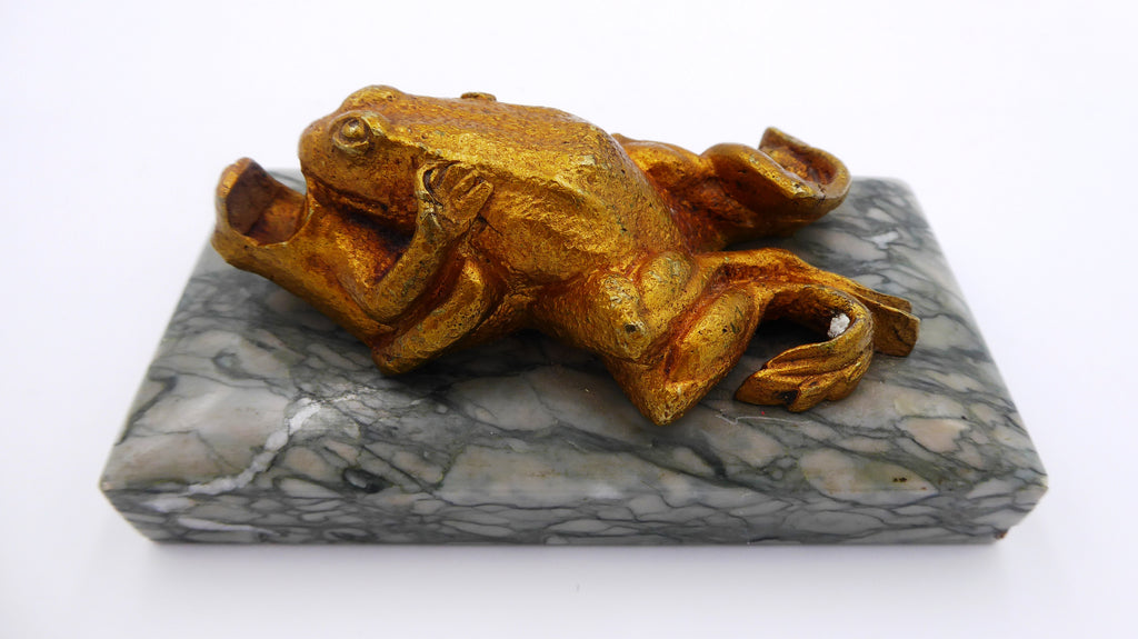 Combat de grenouille bronze doré sur plaque de marbre