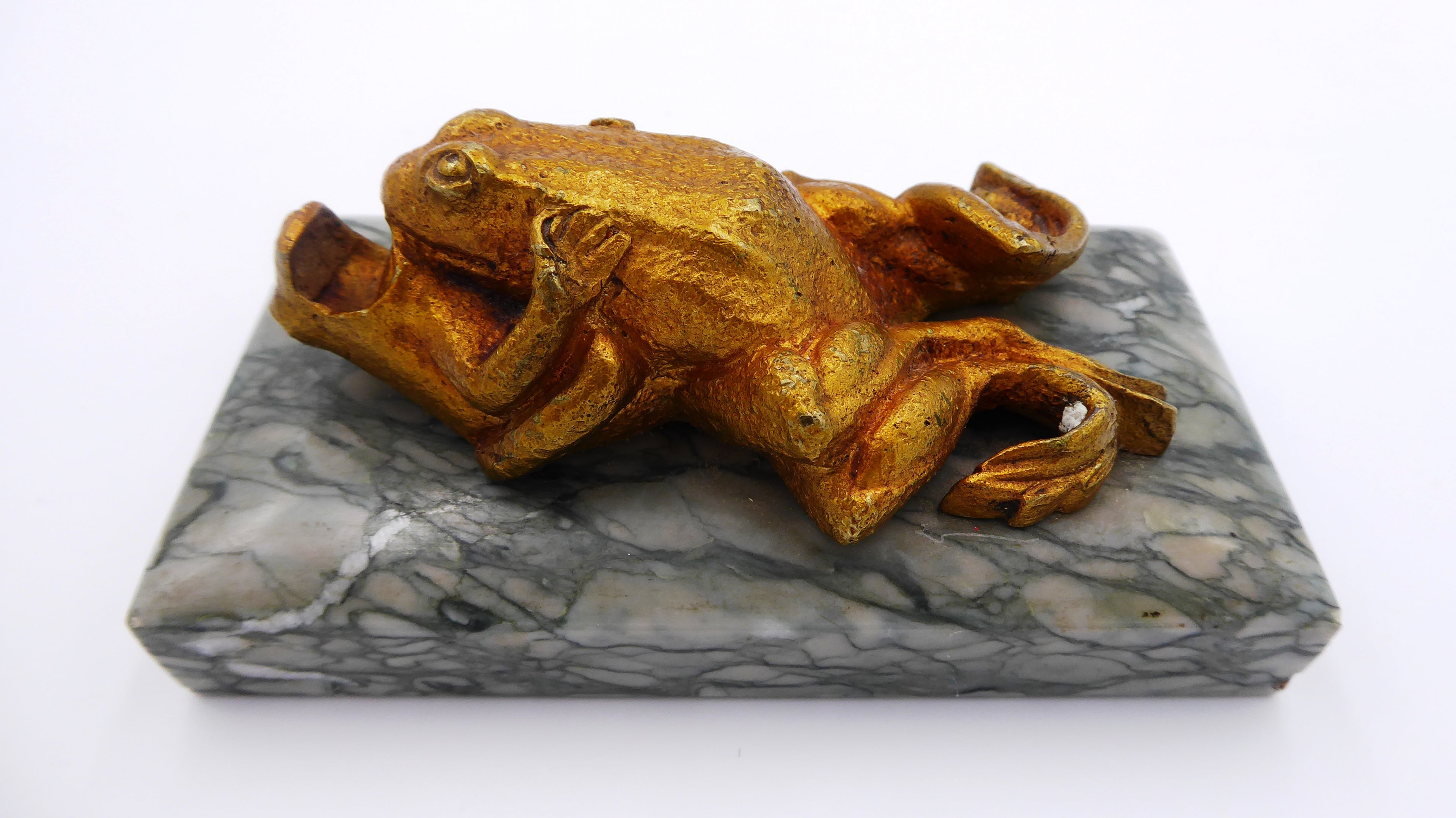 Combat de grenouille bronze doré sur plaque de marbre