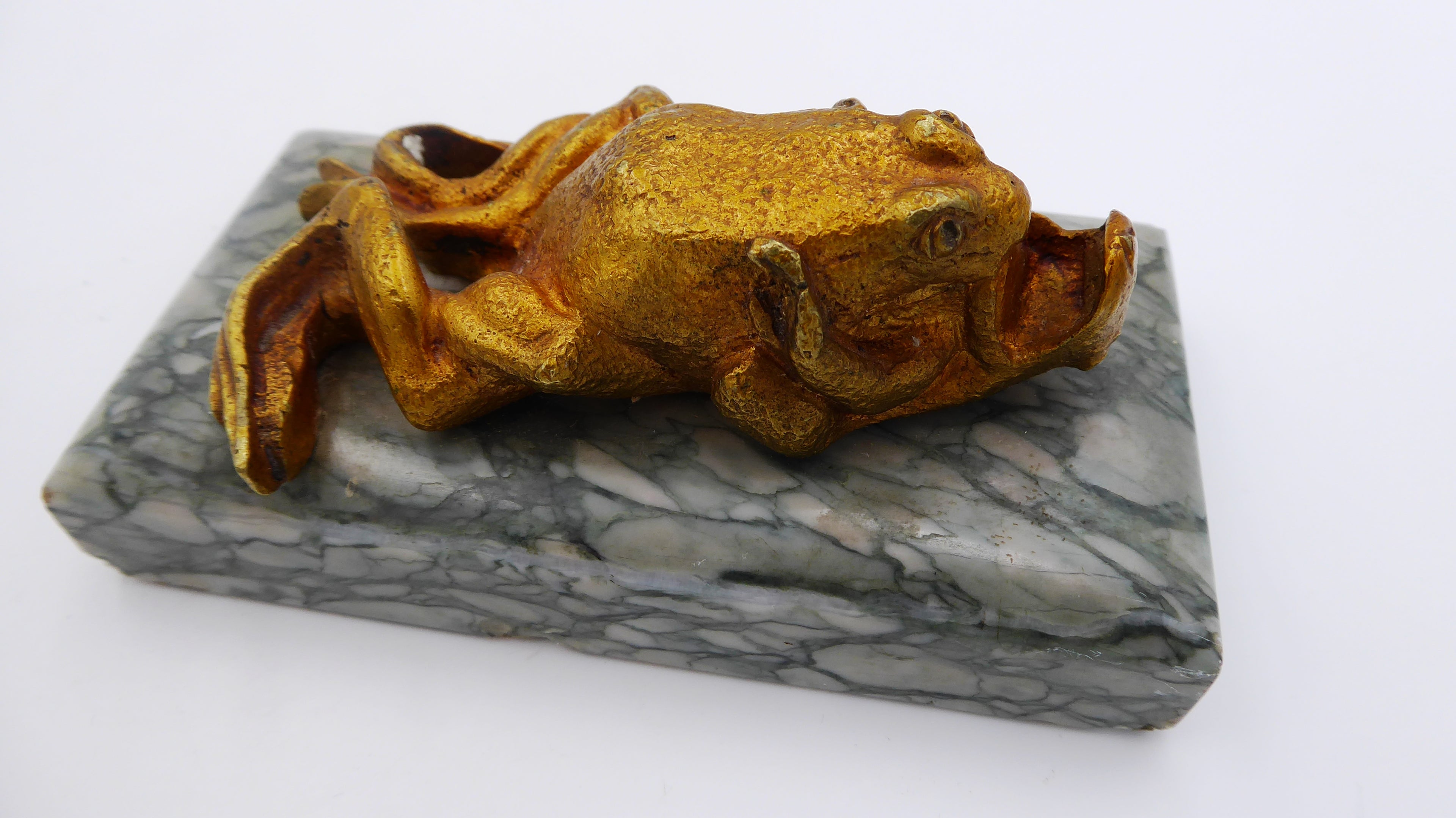 Combat de grenouille bronze doré sur plaque de marbre