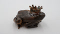 Petite grenouille en céramique marron avec couronne
