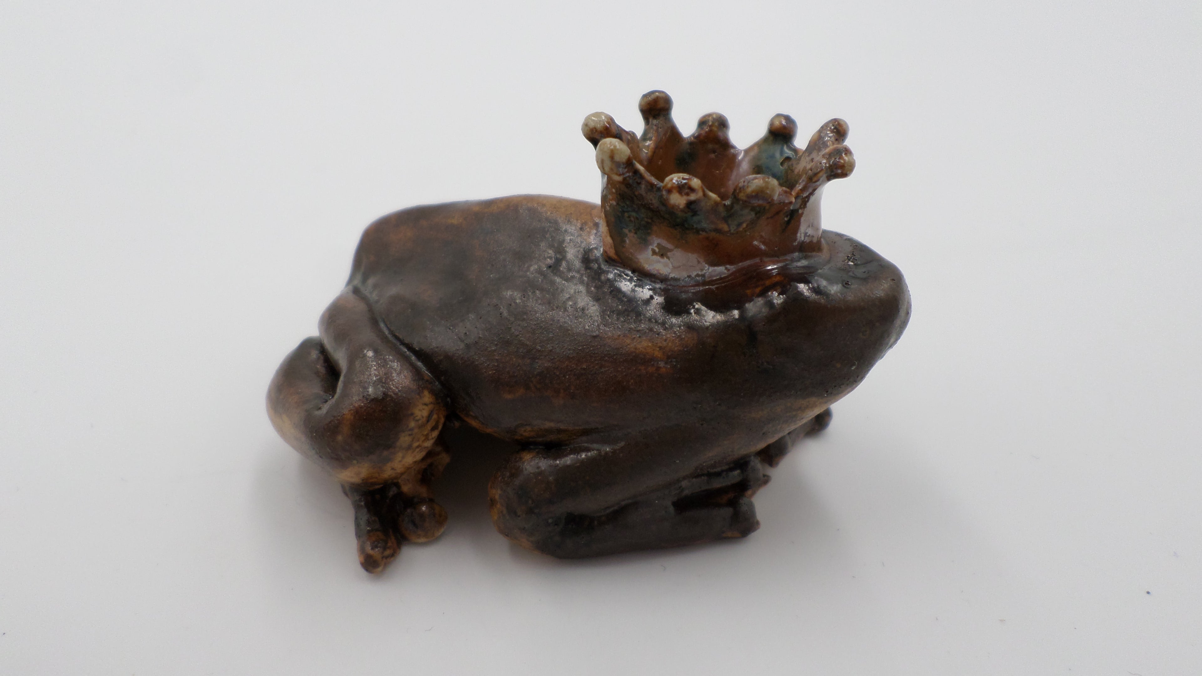 Petite grenouille en céramique marron avec couronne