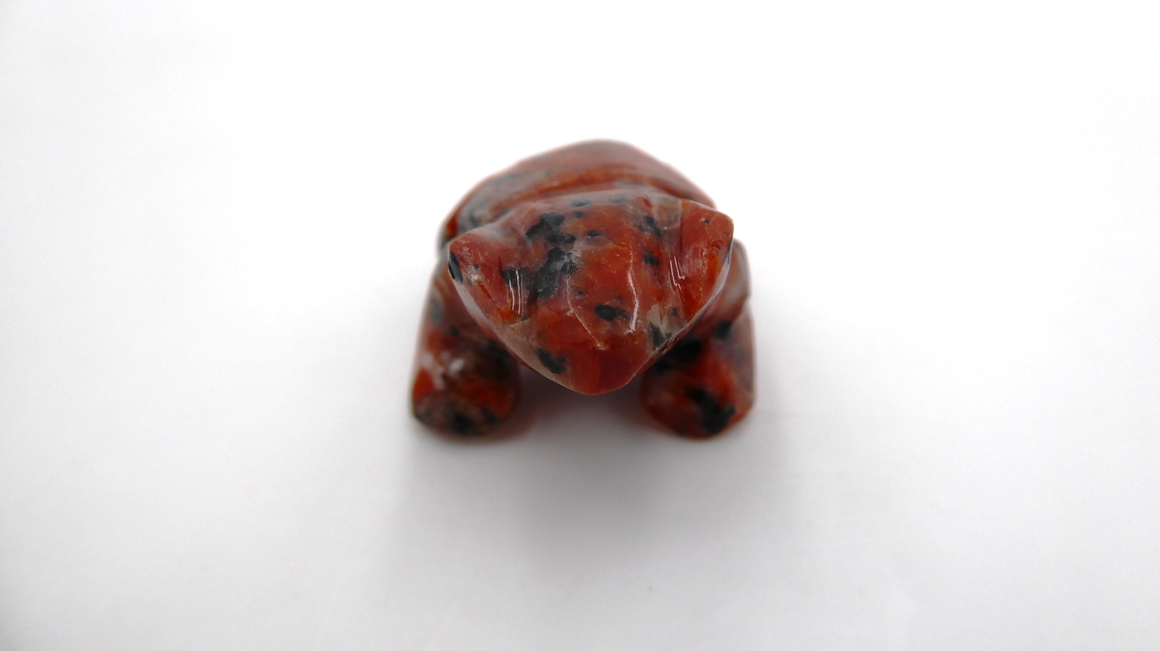 Petite grenouille en rhodonite