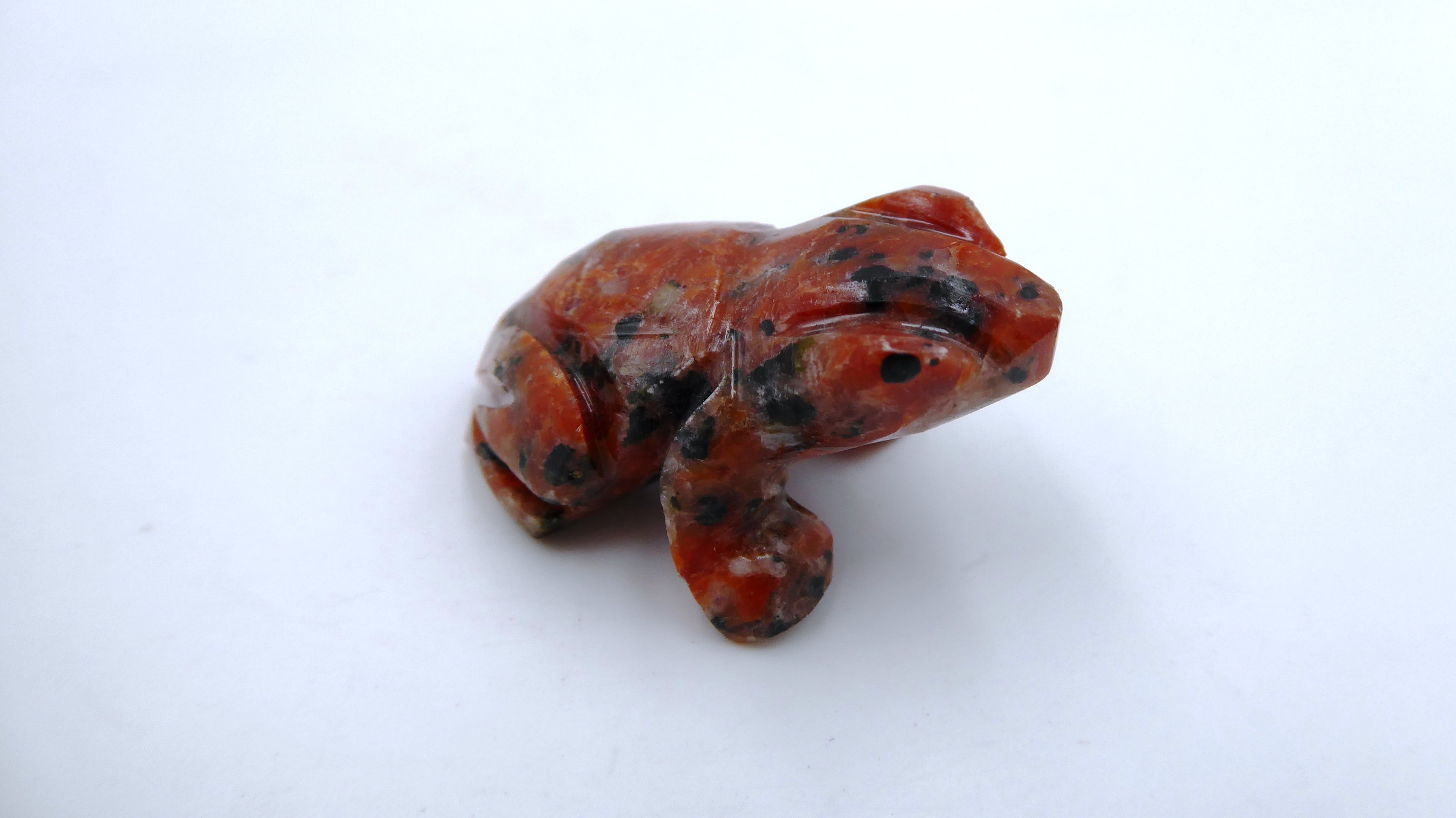 Petite grenouille en rhodonite