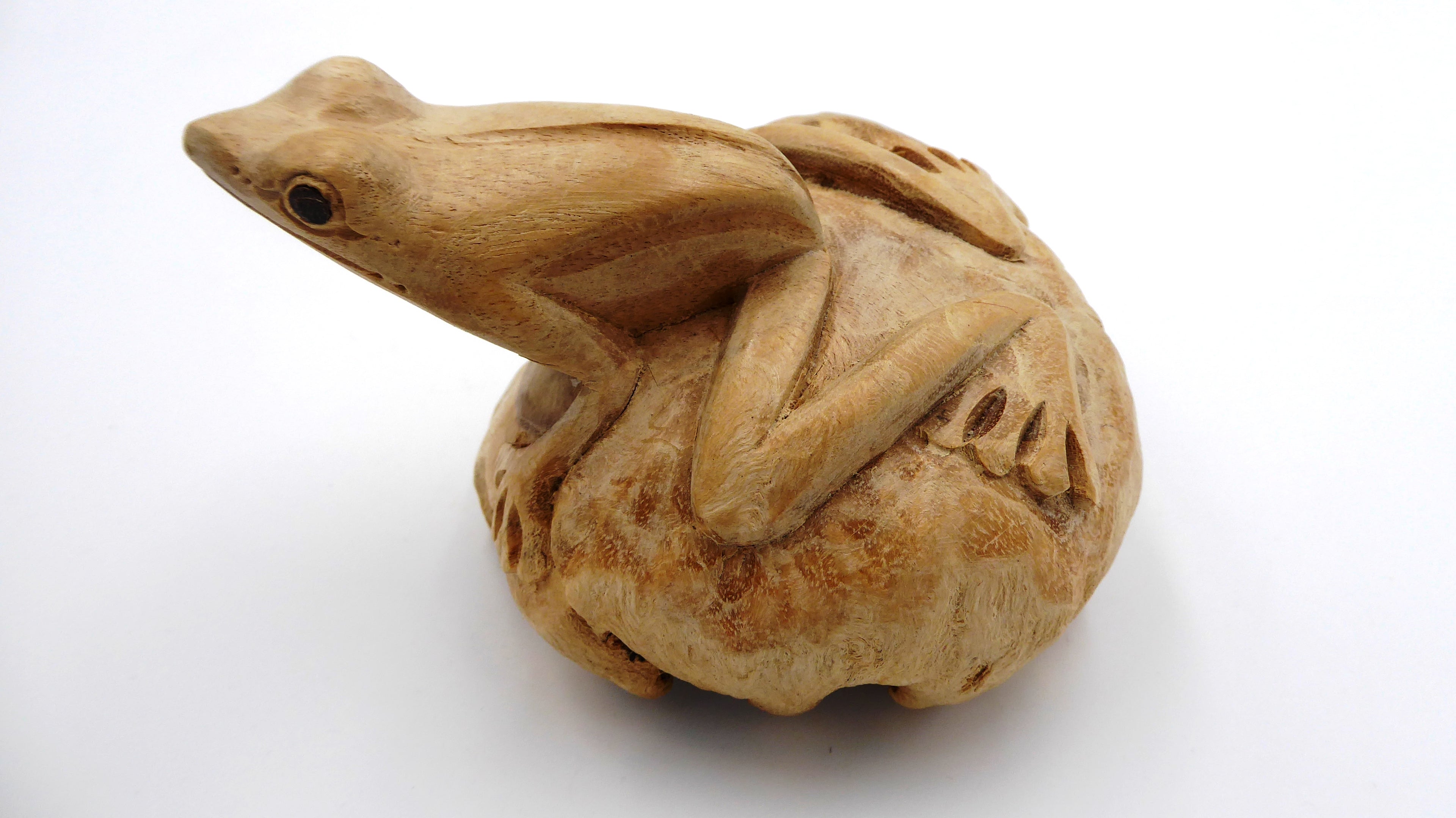 Sculpture sur écorce en bois clair