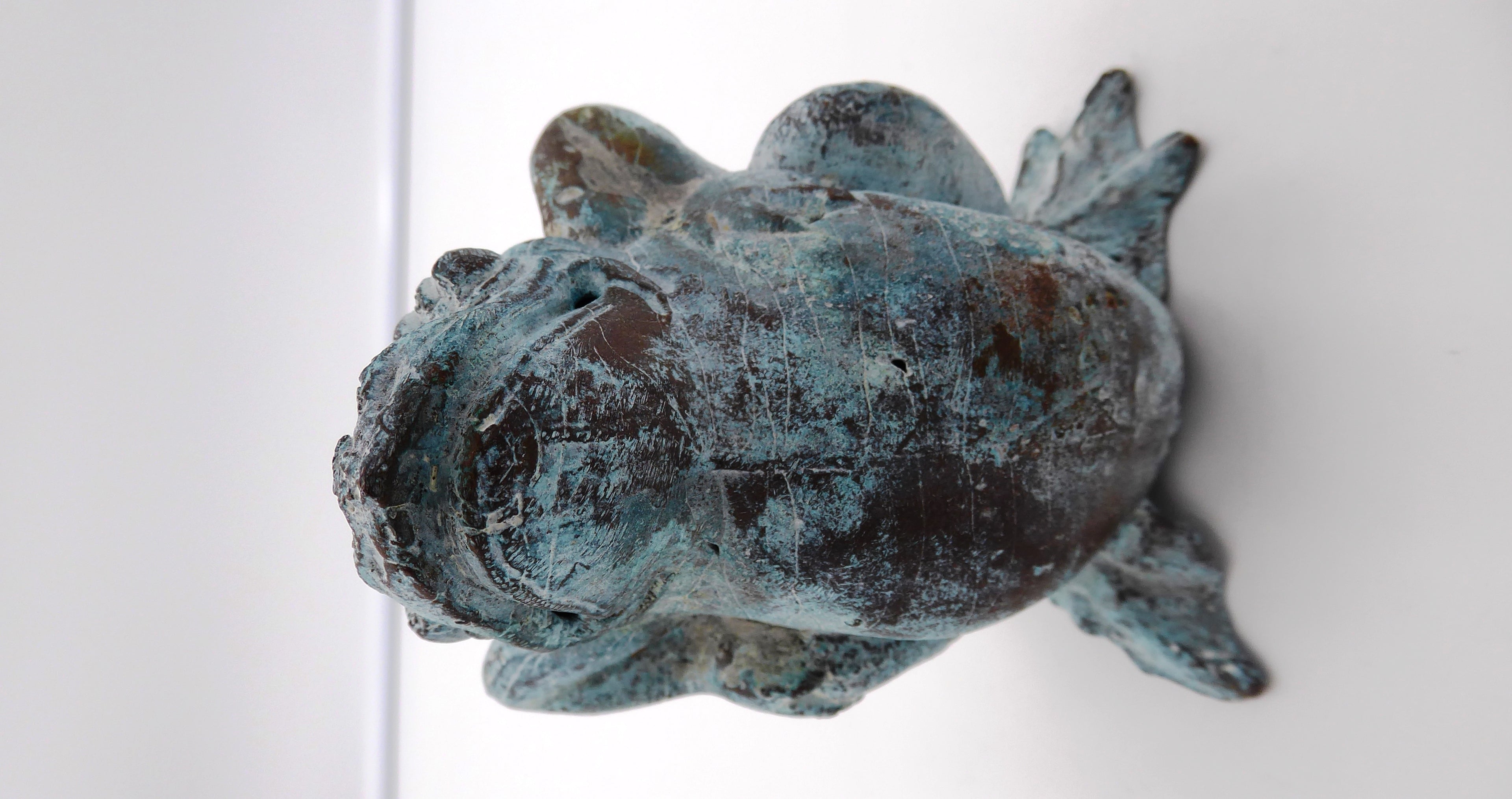 Vieux bronze grenouille