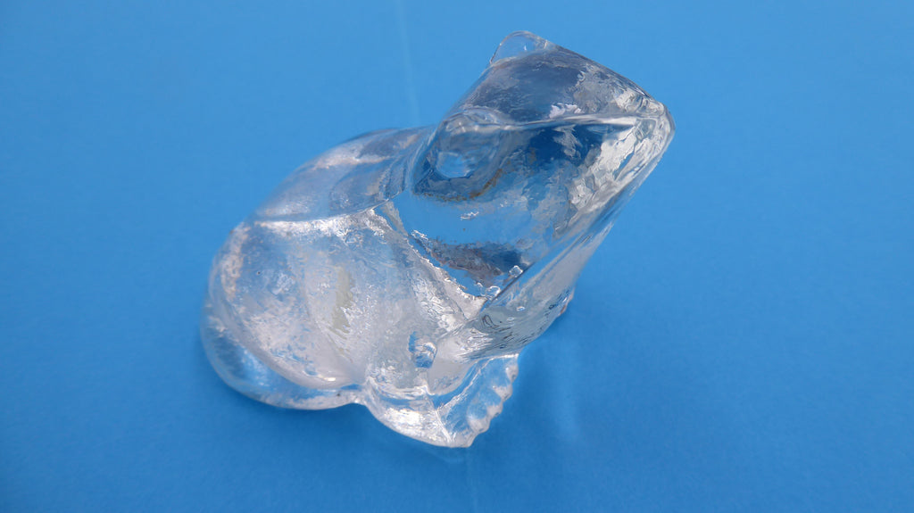 Vieille grenouille en verre