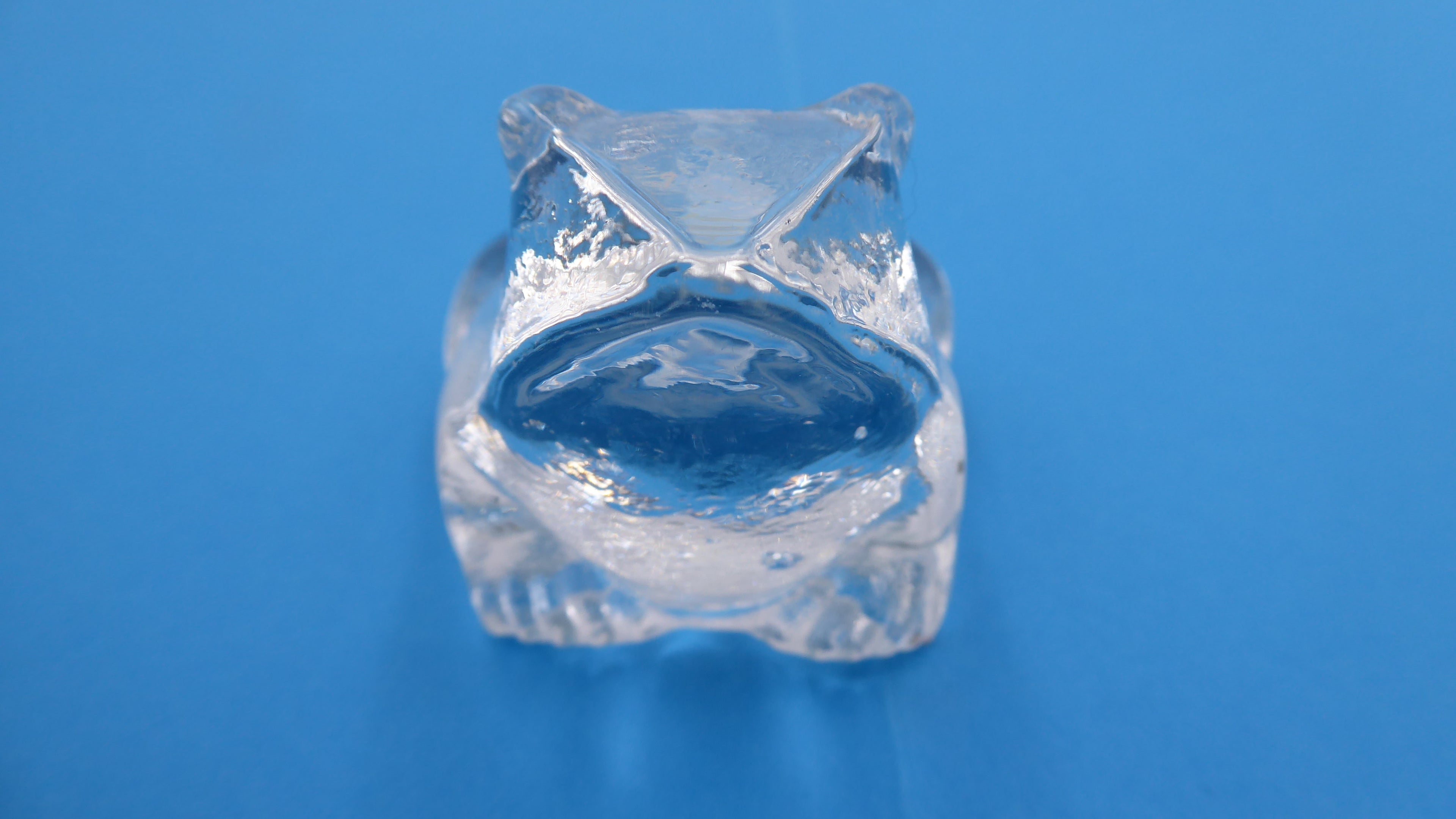 Vieille grenouille en verre