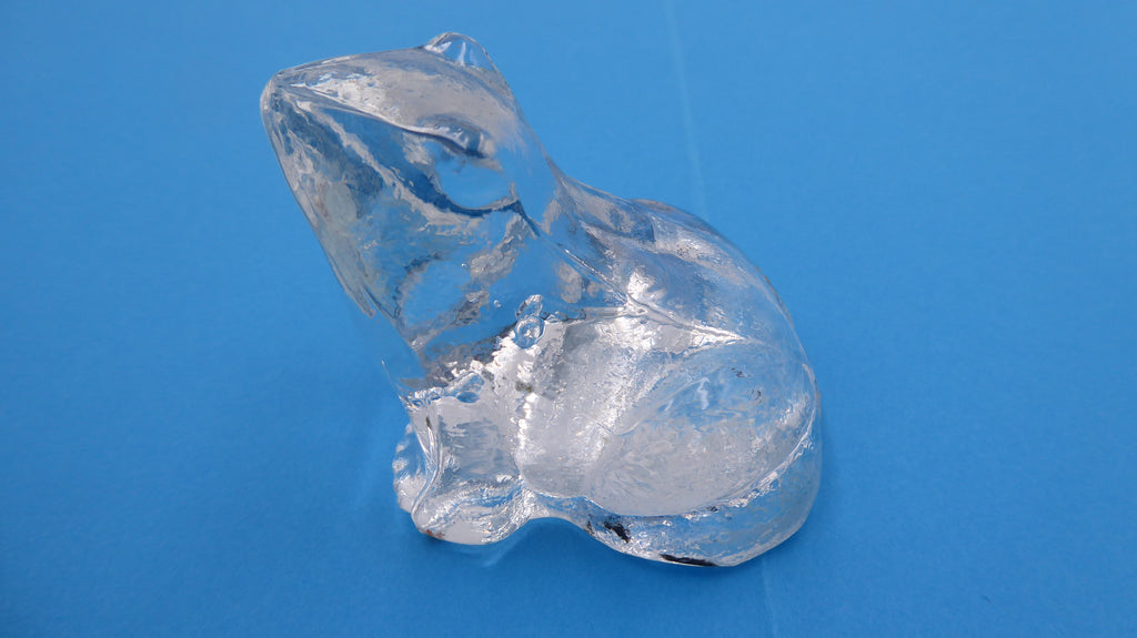 Vieille grenouille en verre
