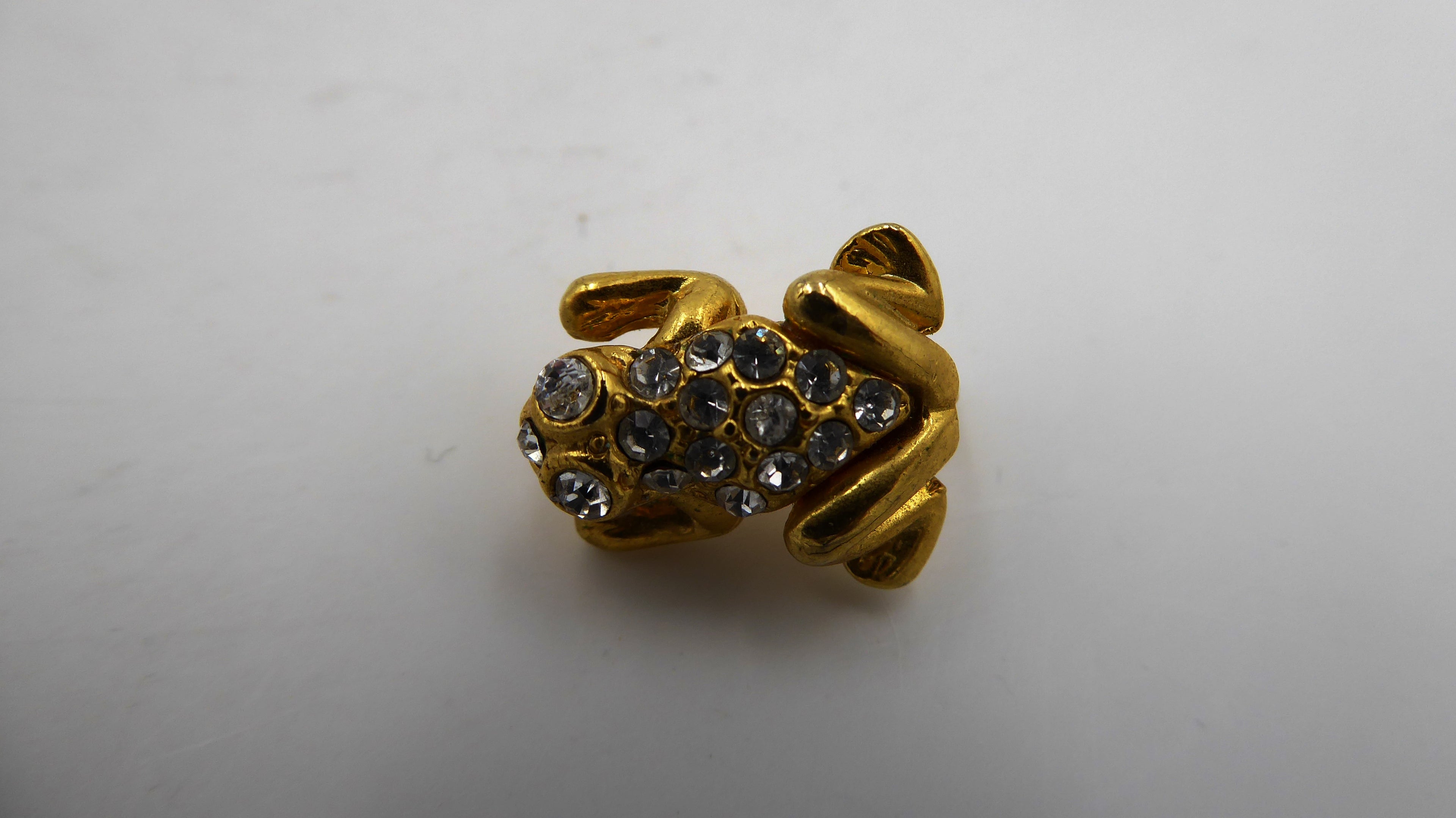 Belle petite broche en métal doré et strass