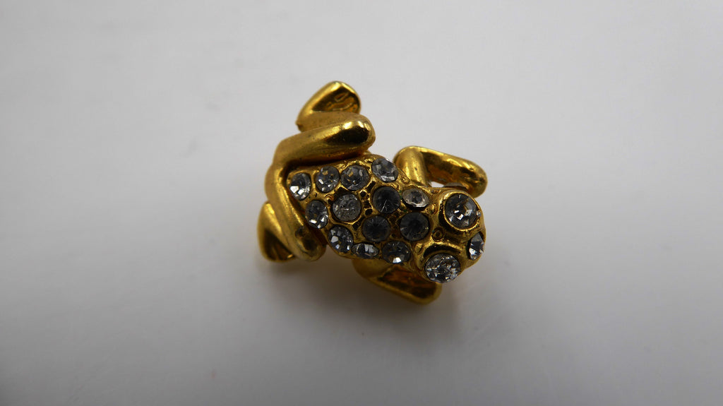 Belle petite broche en métal doré et strass