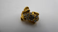 Belle petite broche en métal doré et strass