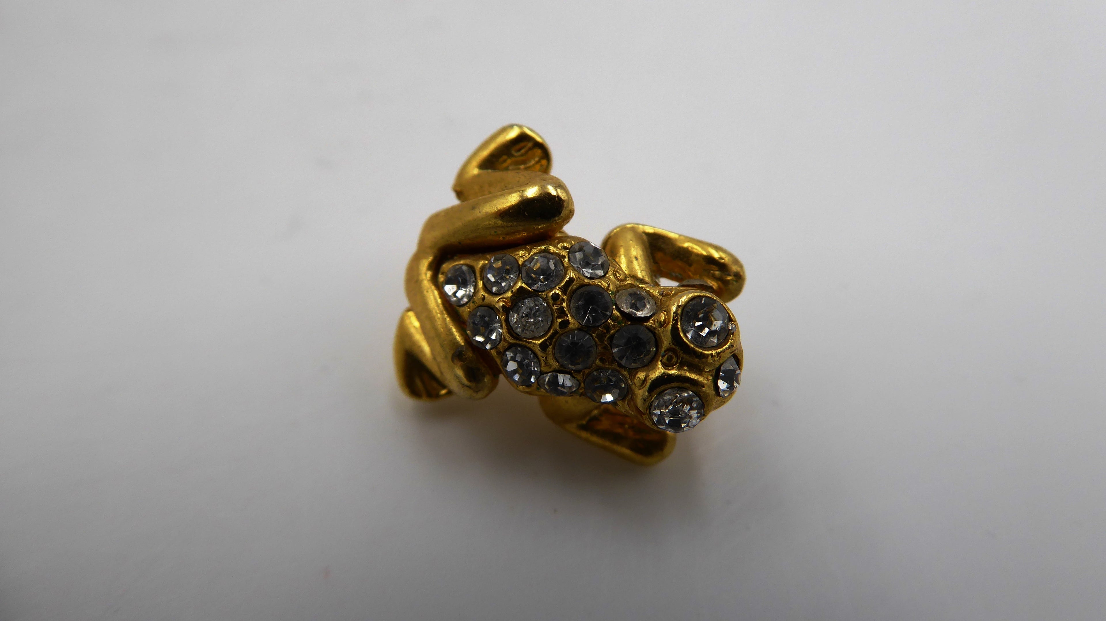 Belle petite broche en métal doré et strass