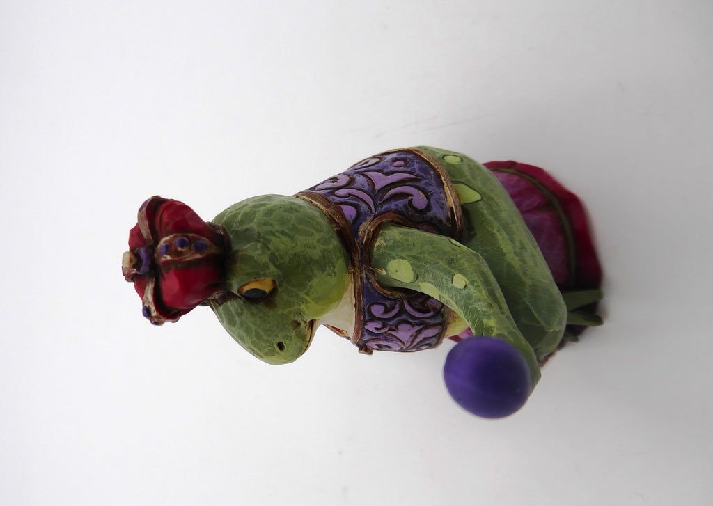 Grenouille roi peinte à la main avec couronne rouge
