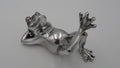 Grenouille allongée dans le style inox