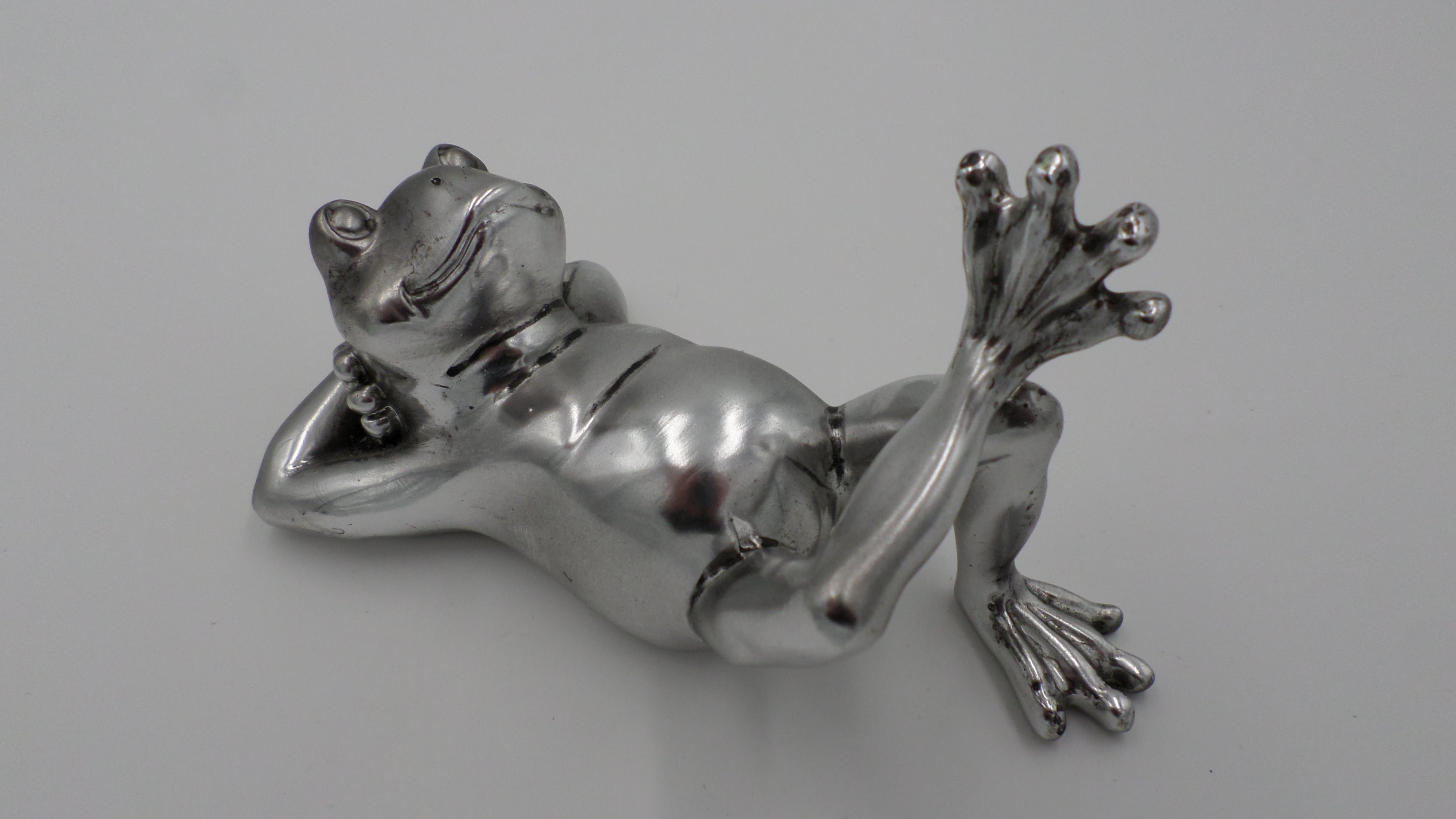 Grenouille allongée dans le style inox