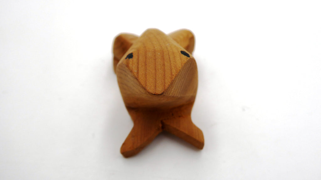 Petite grenouille en bois sculptée