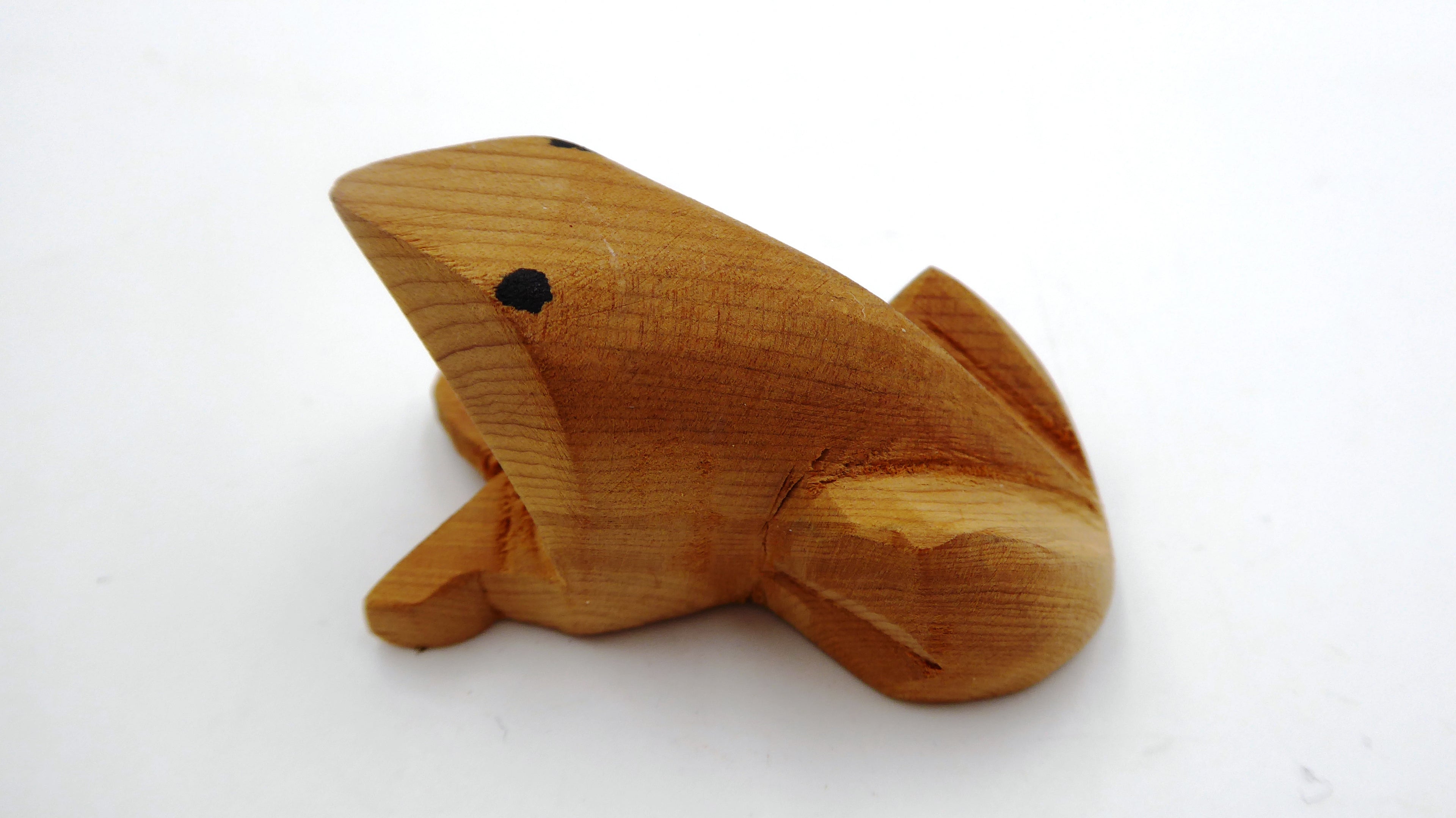 Petite grenouille en bois sculptée