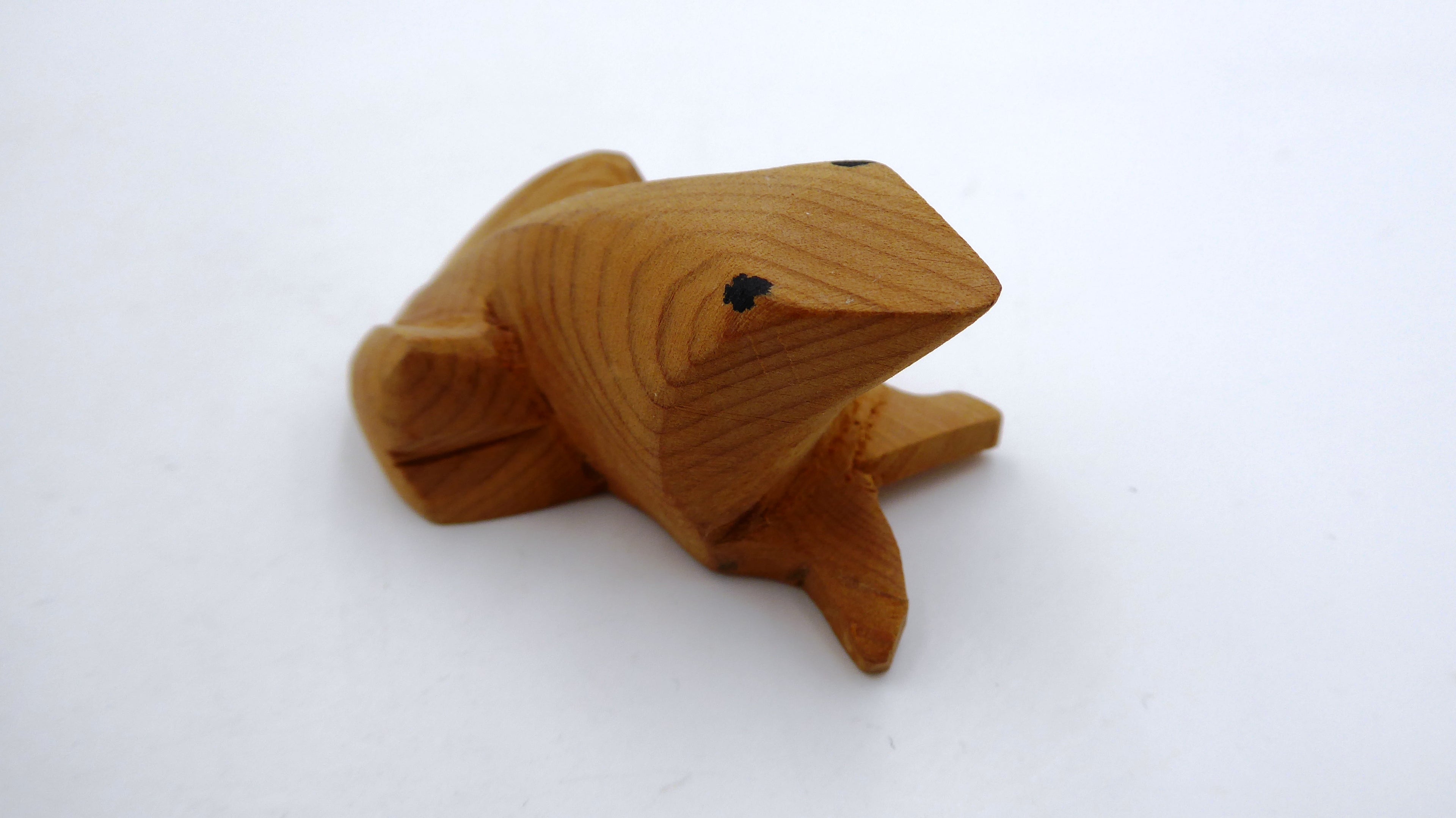 Petite grenouille en bois sculptée
