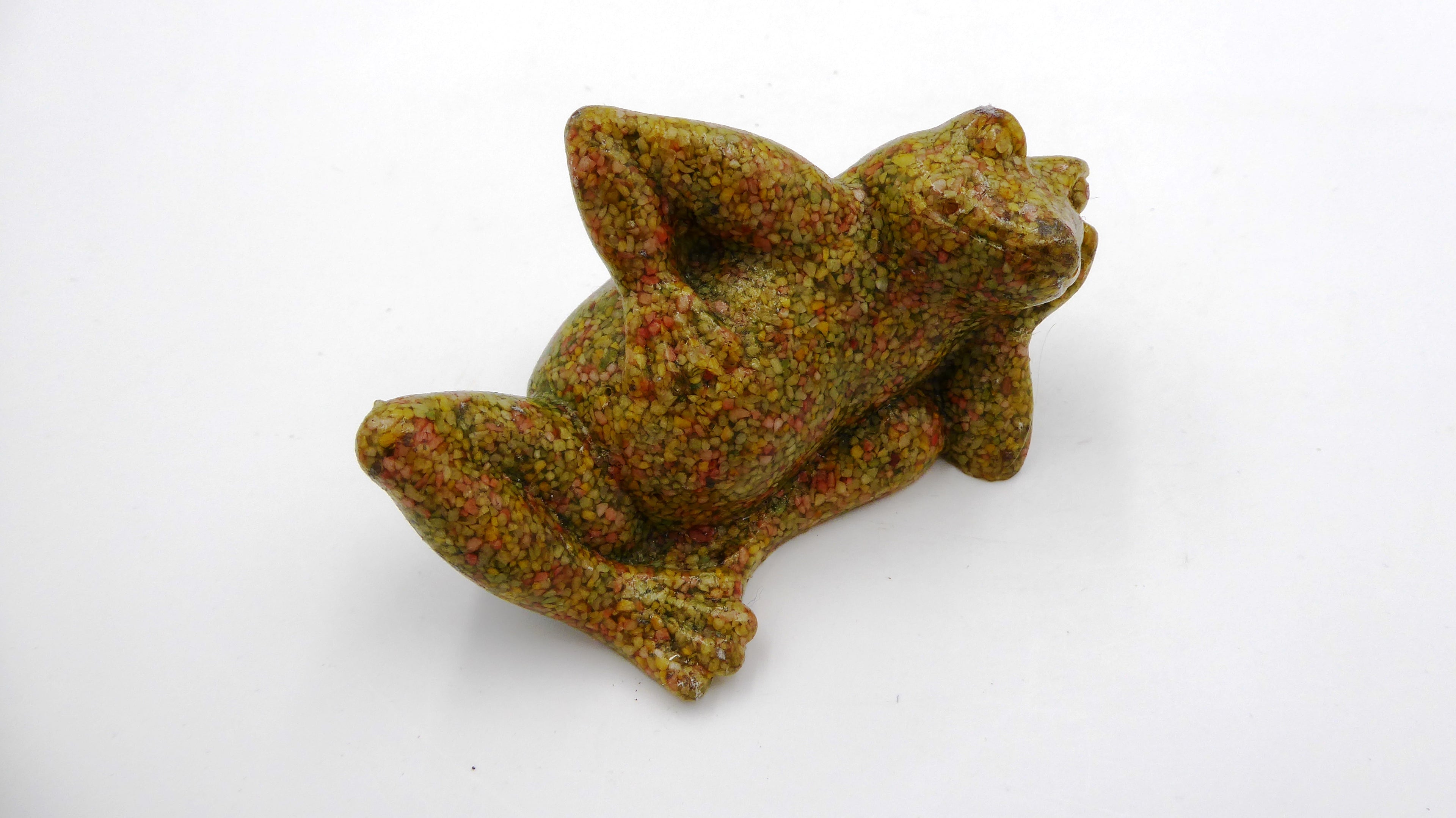 Grenouille en sable multicolores compacté et vernis