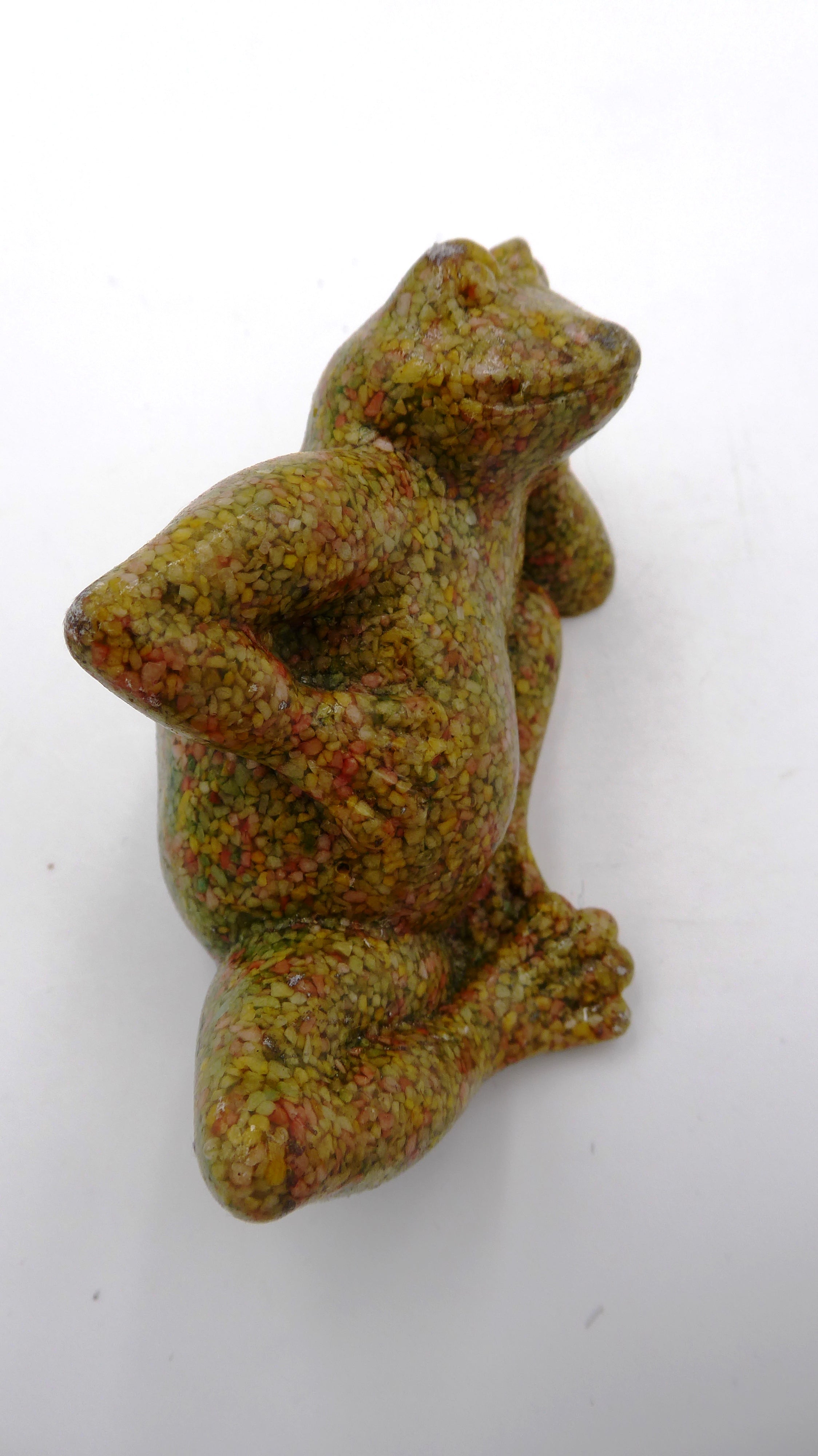 Grenouille en sable multicolores compacté et vernis