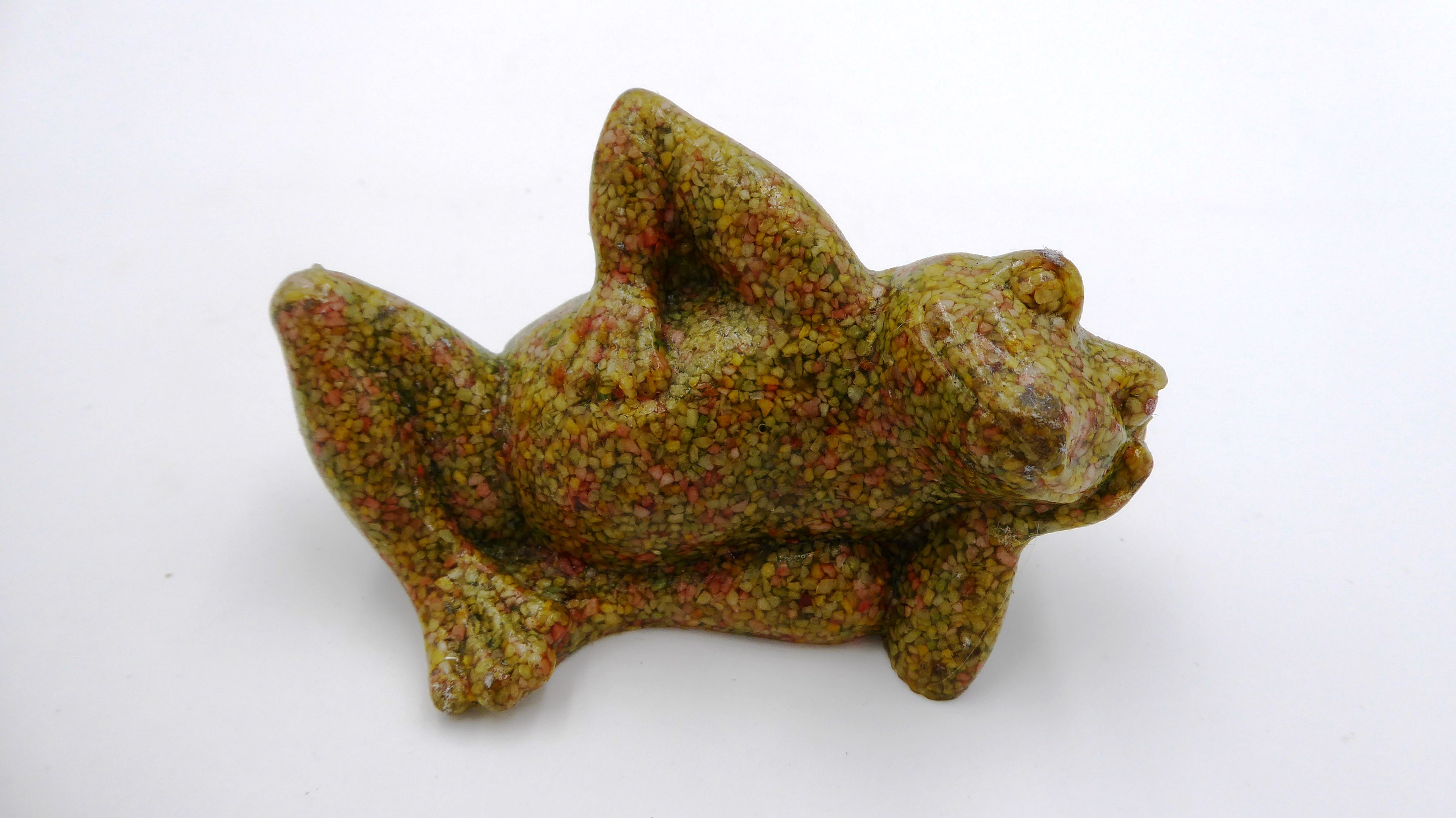Grenouille en sable multicolores compacté et vernis