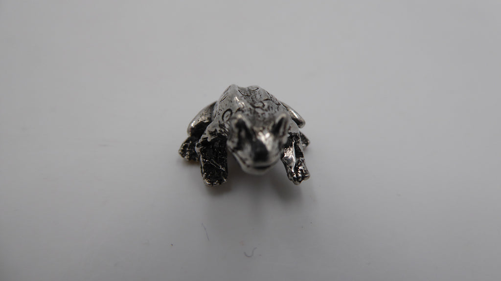Minuscule grenouille en étain