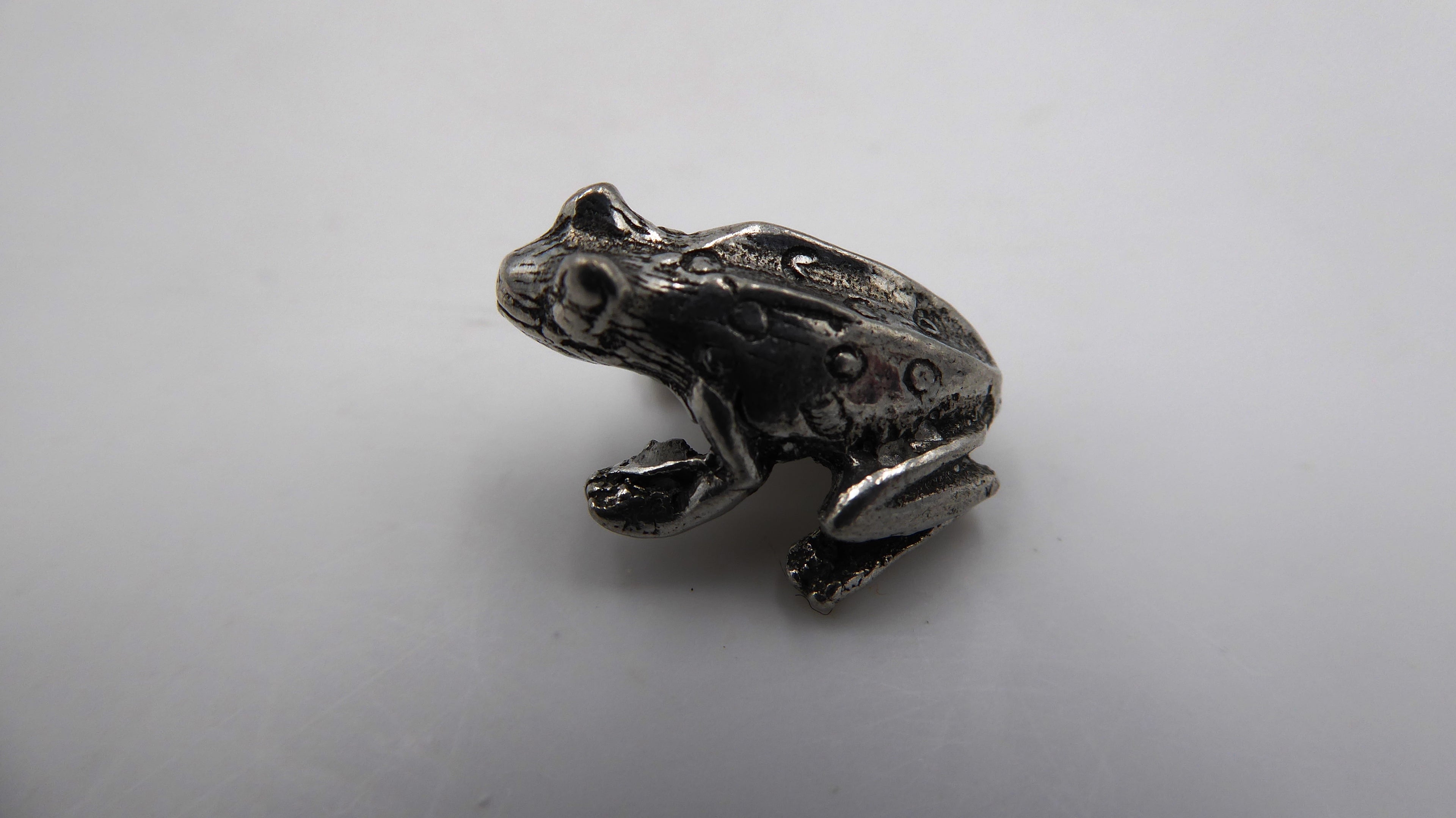 Minuscule grenouille en étain
