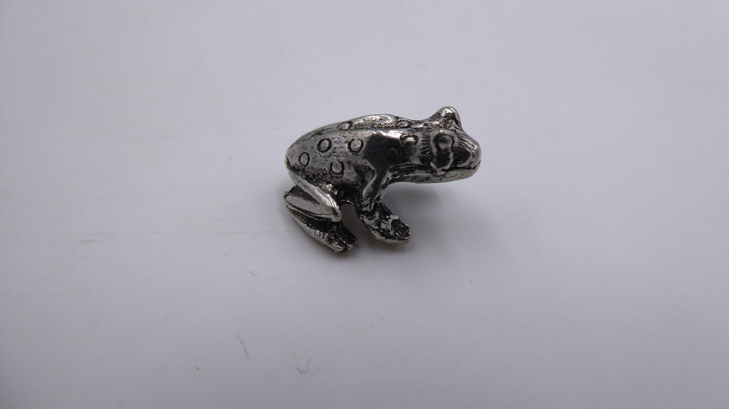 Minuscule grenouille en étain