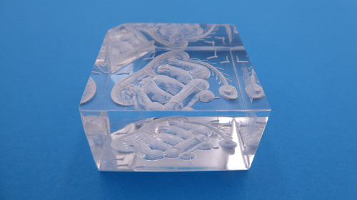 Bloc de plastique avec grenouille gravée en dessous