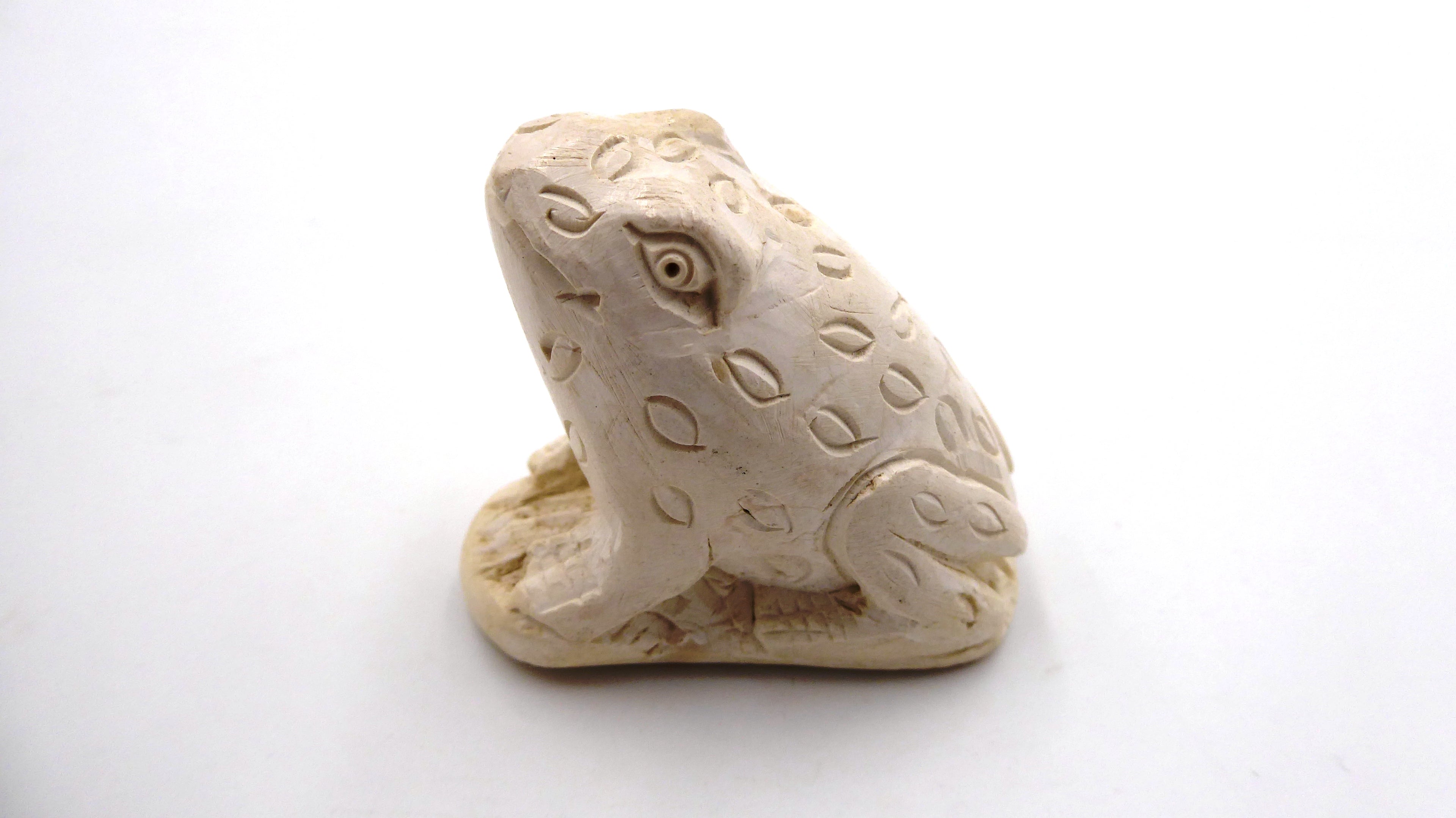 Grenouille en bois peint