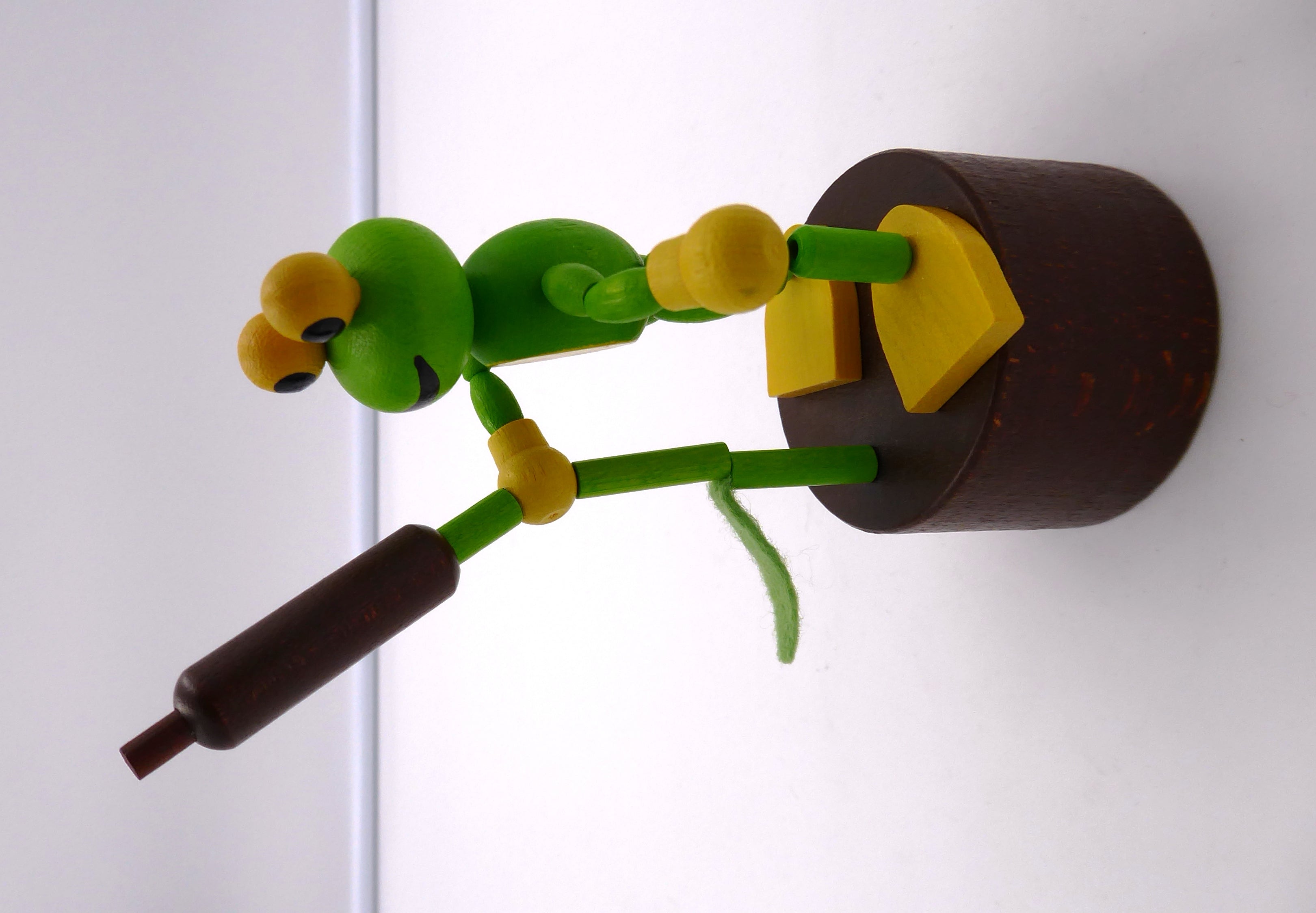 Grenouille en bois se démentibulant
