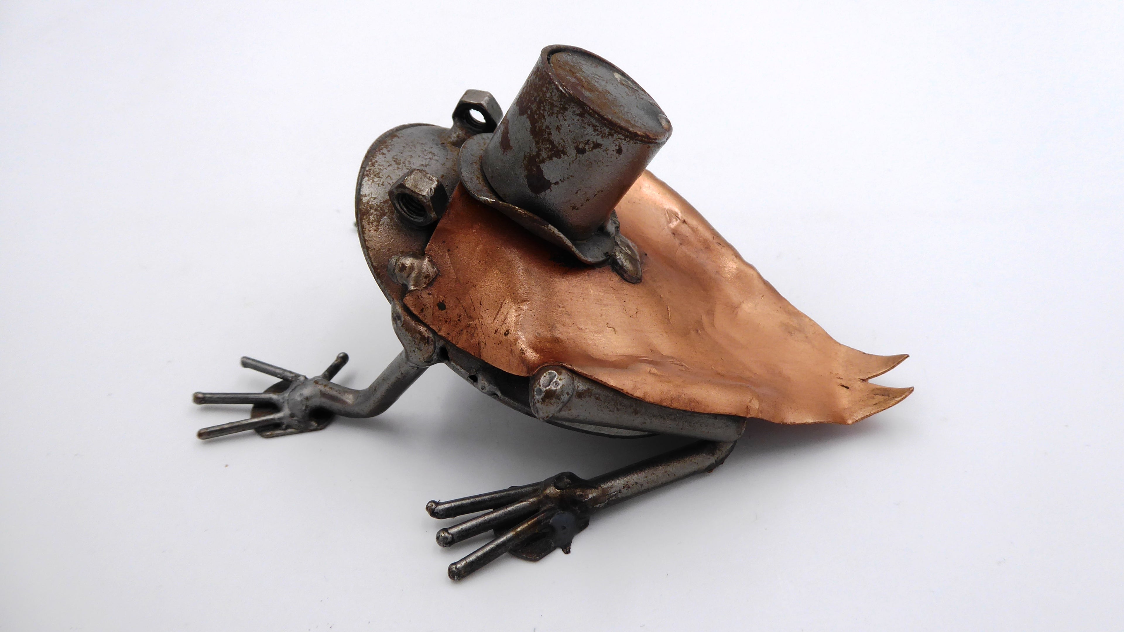 Sculpture en tôle d'acier avec cape en cuivre