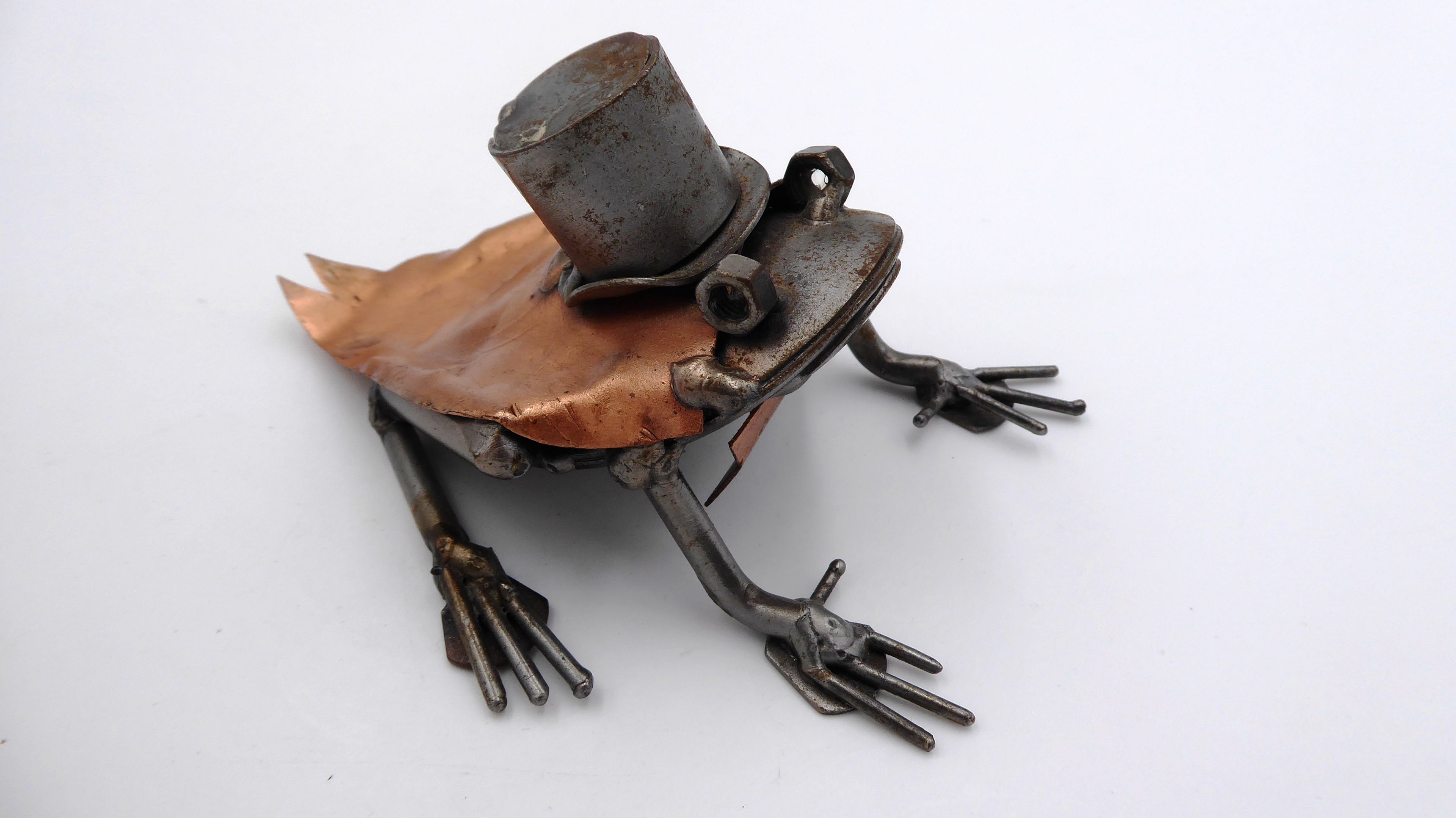 Sculpture en tôle d'acier avec cape en cuivre