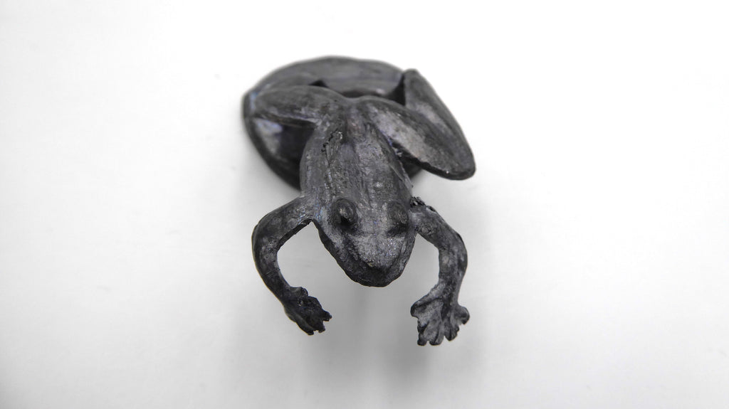 Grenouille en plomb sur un nénuphar