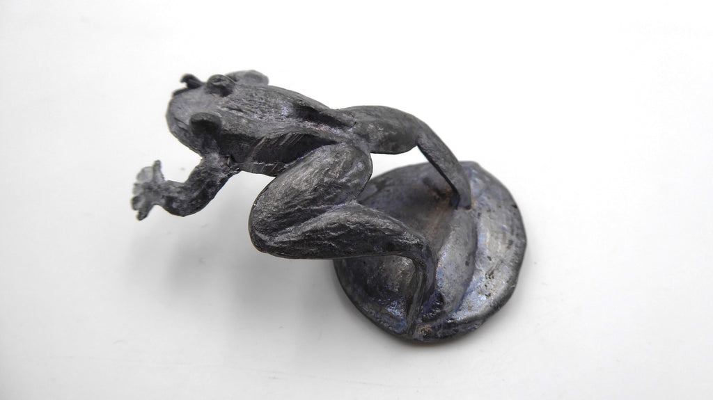 Grenouille en plomb sur un nénuphar