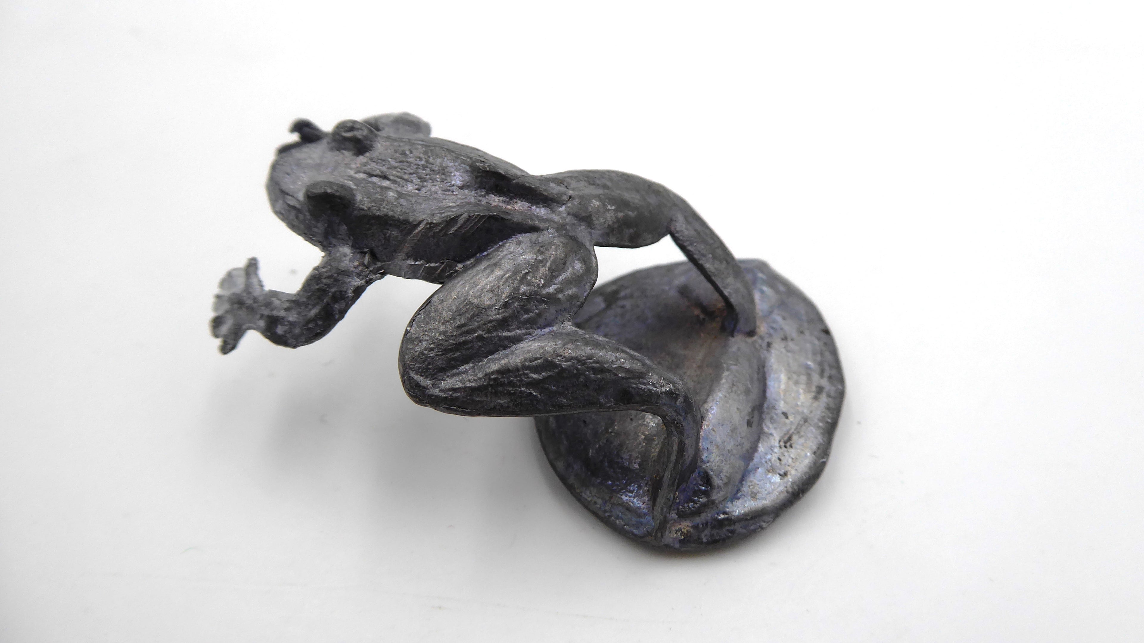 Grenouille en plomb sur un nénuphar