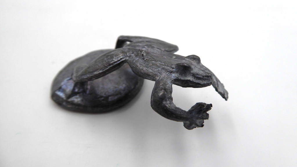 Grenouille en plomb sur un nénuphar