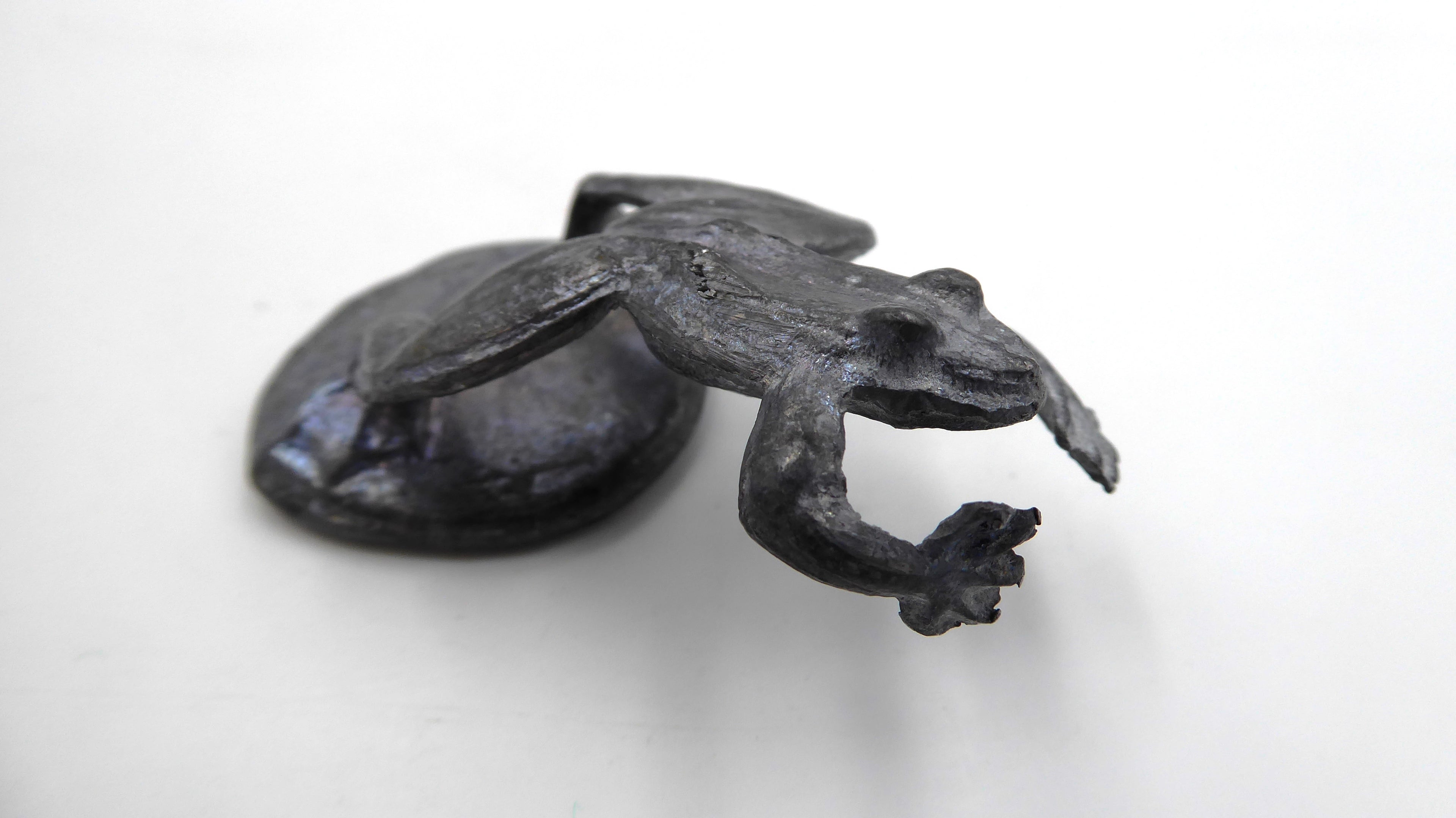 Grenouille en plomb sur un nénuphar