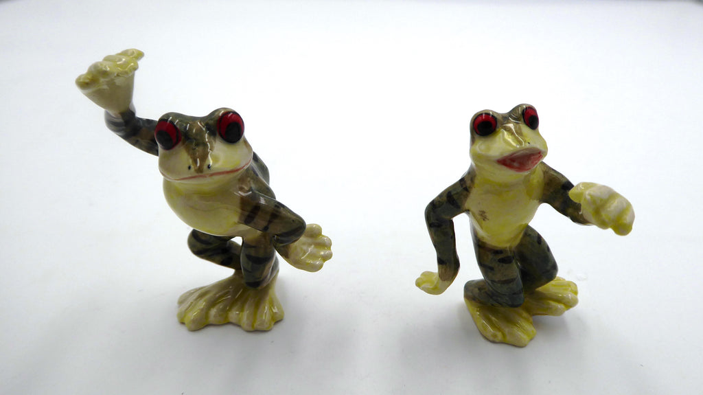 Couple de grenouilles dansant en céramique