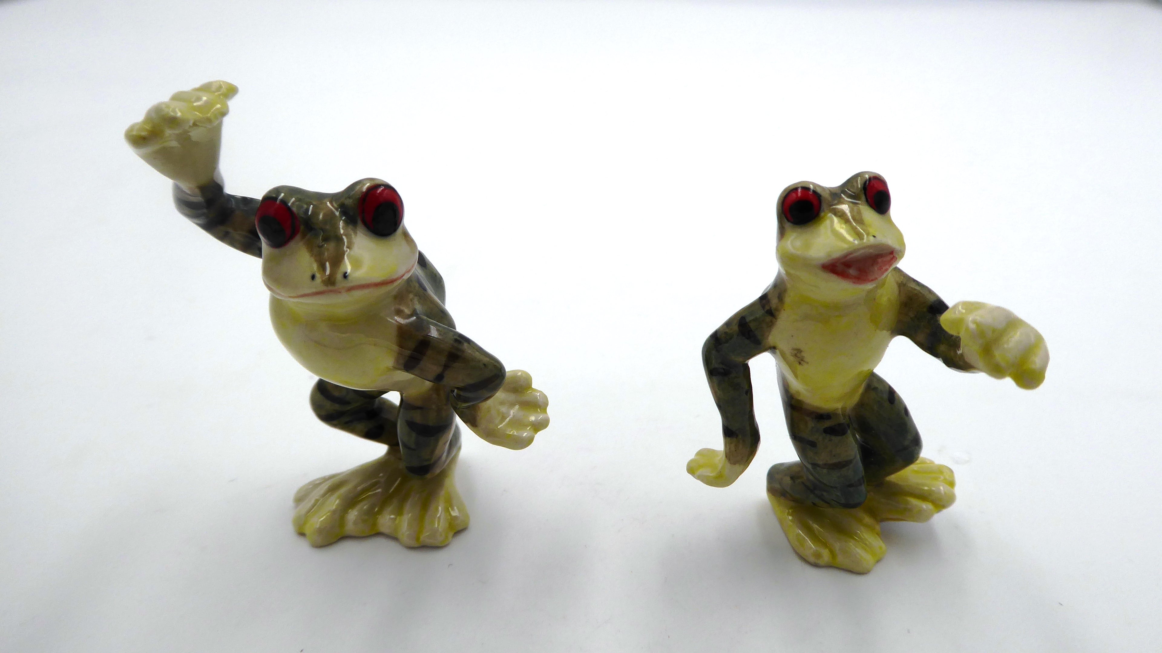 Couple de grenouilles dansant en céramique